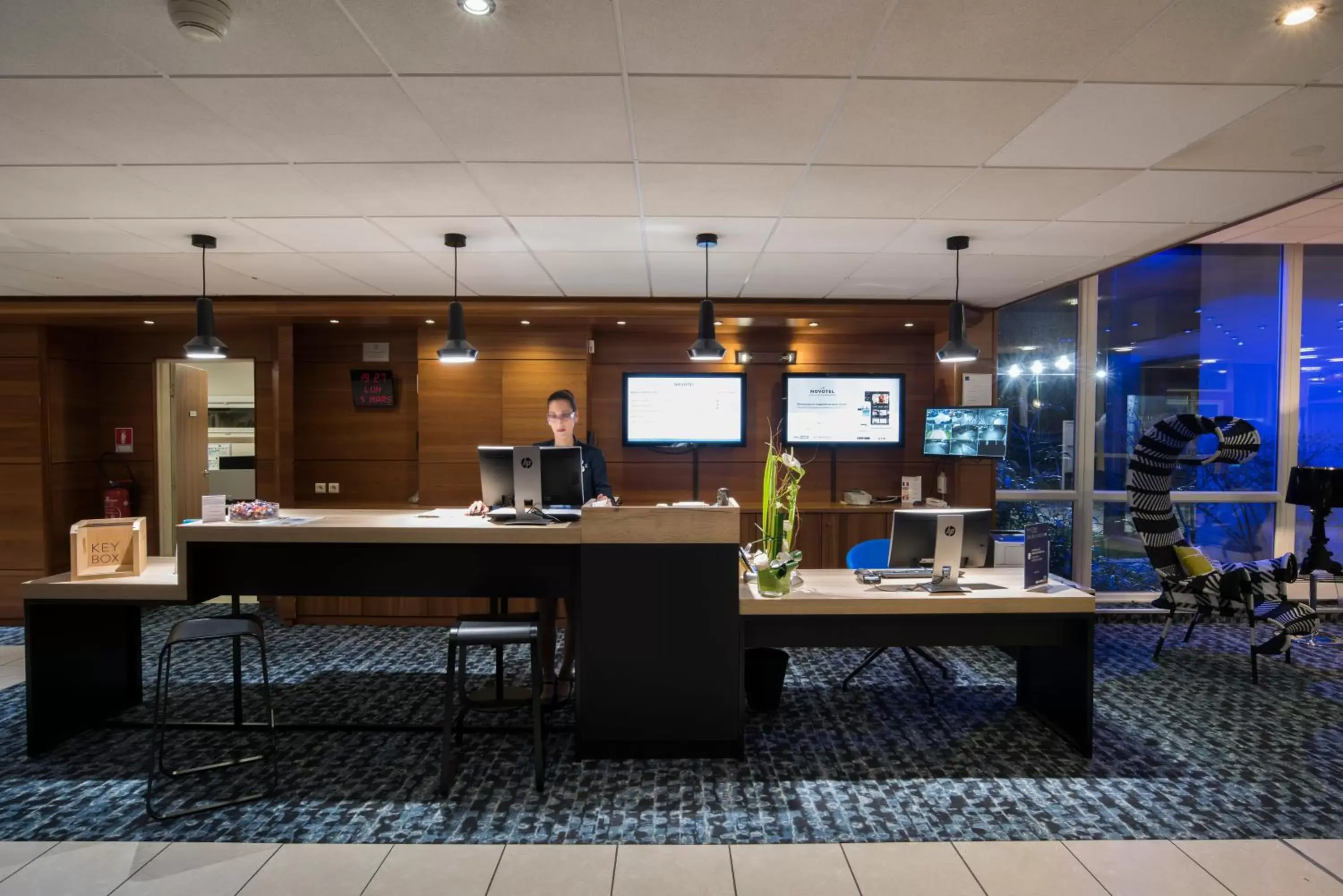 Lobby or reception in Novotel Chartres