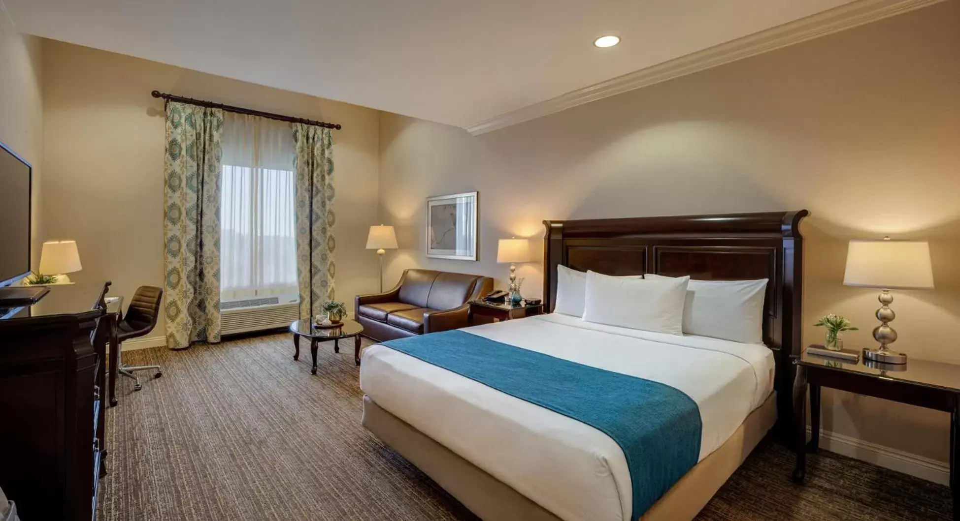 Photo of the whole room, Bed in Ayres Hotel Fountain Valley