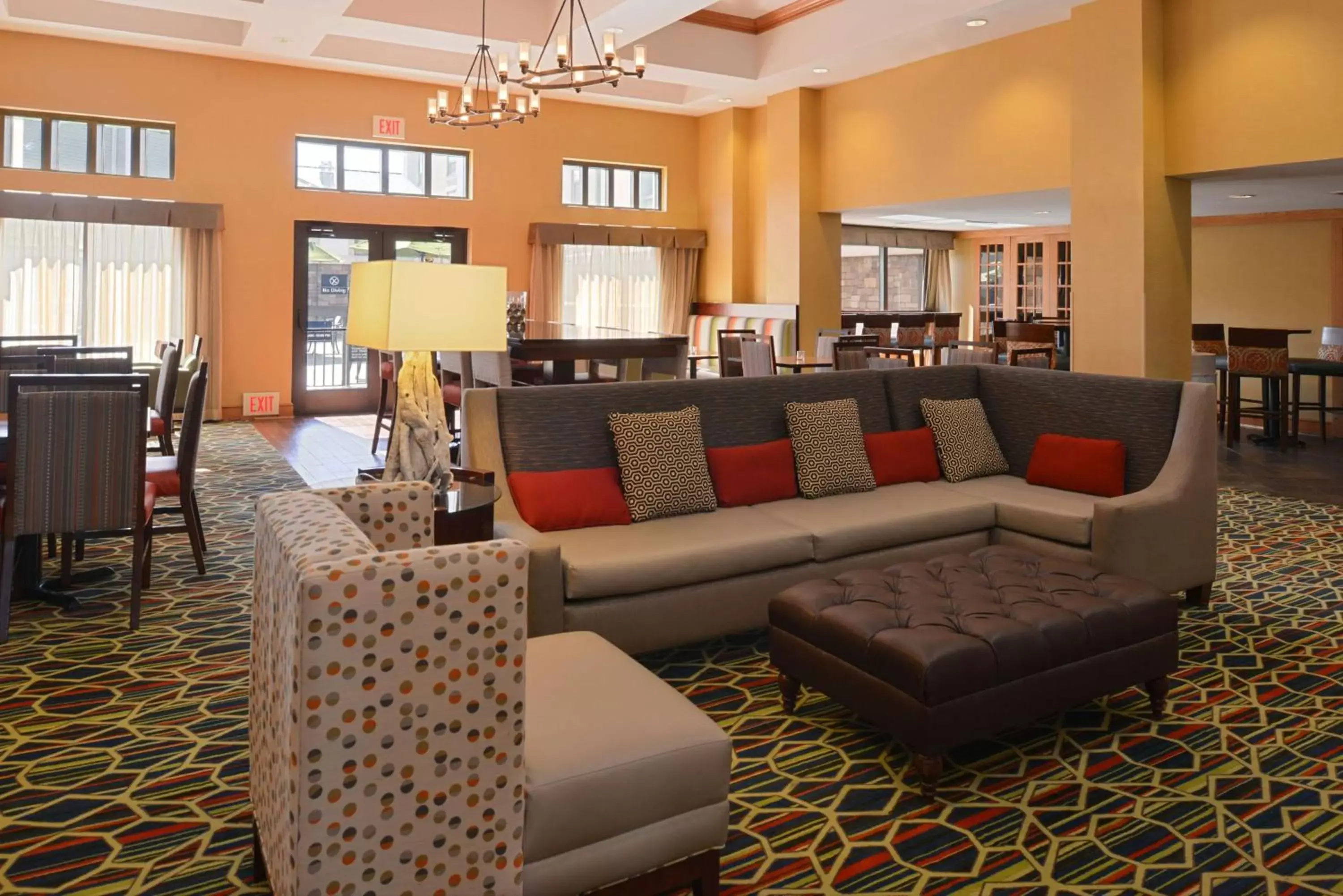 Breakfast, Lounge/Bar in Hampton Inn & Suites Pueblo-Southgate