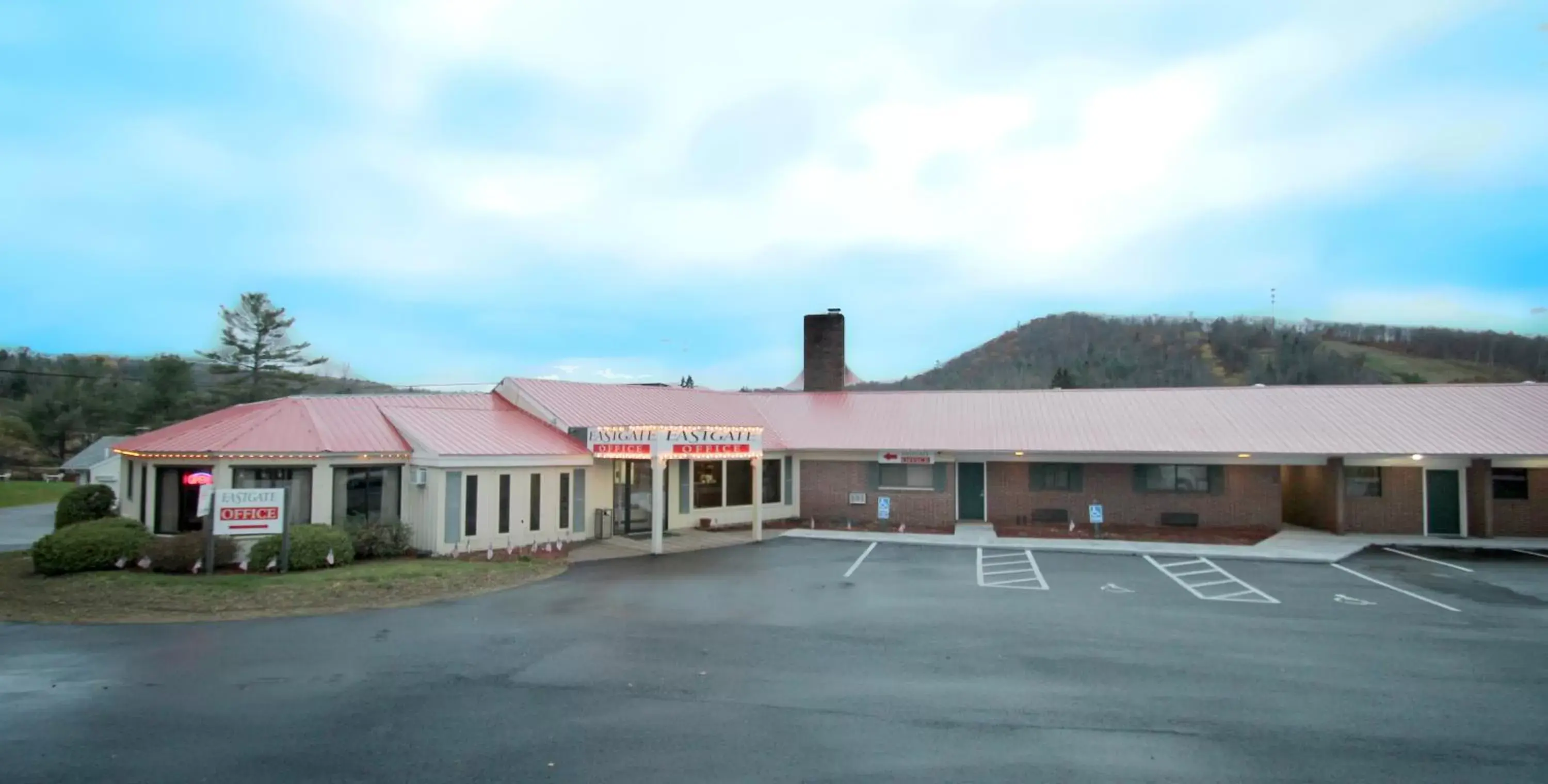 Facade/entrance, Property Building in EastGate Inn