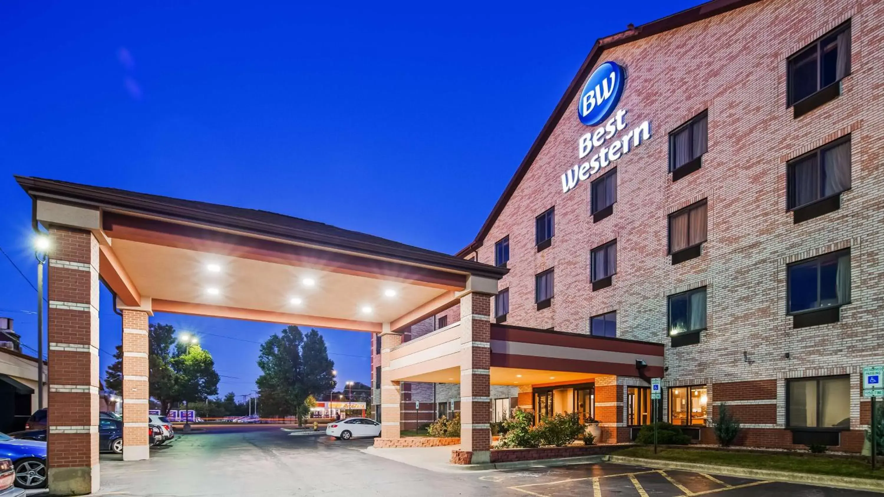 Property building, Facade/Entrance in Best Western Inn & Suites - Midway Airport