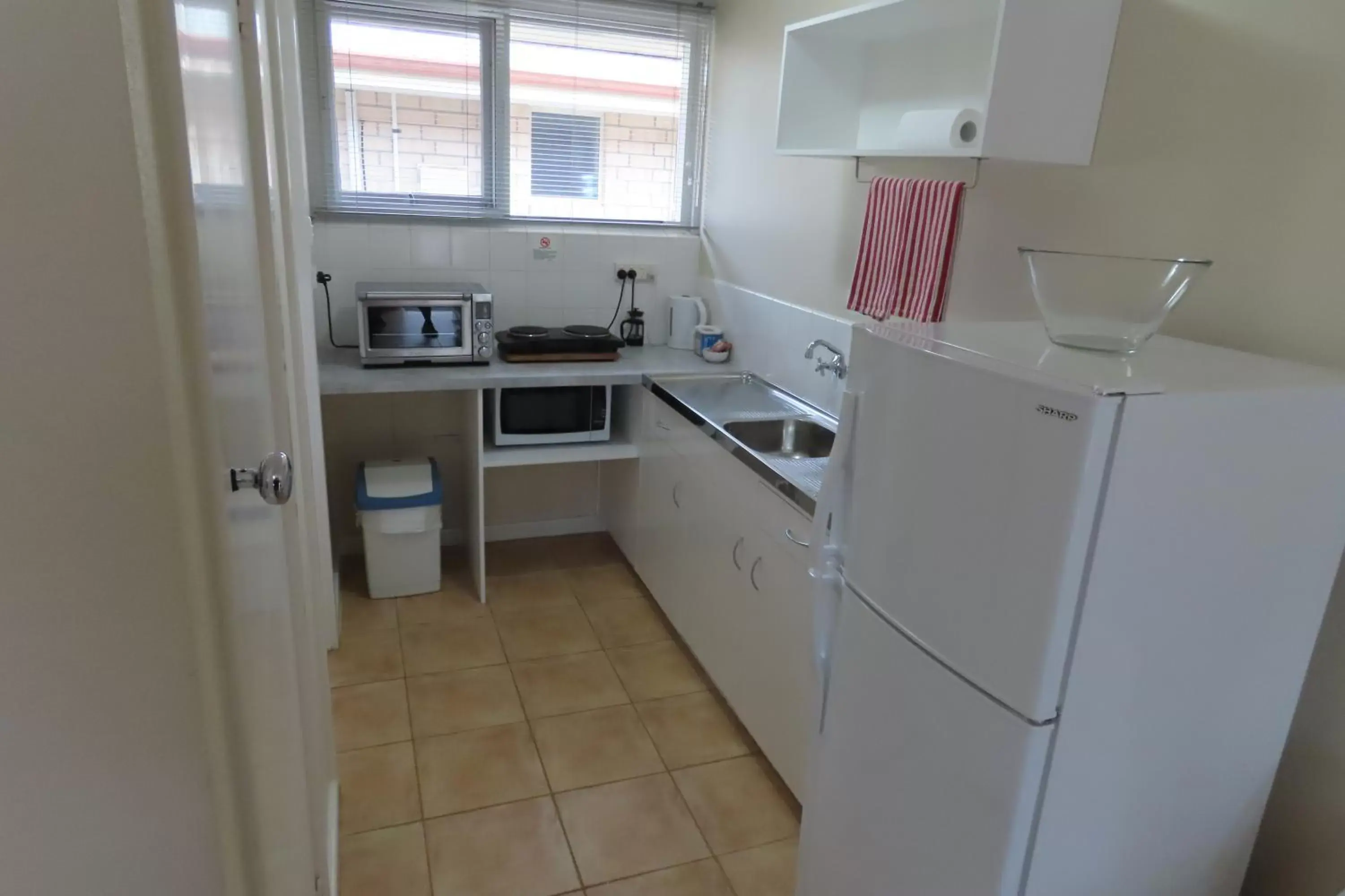 kitchen, Kitchen/Kitchenette in Emu Point Motel