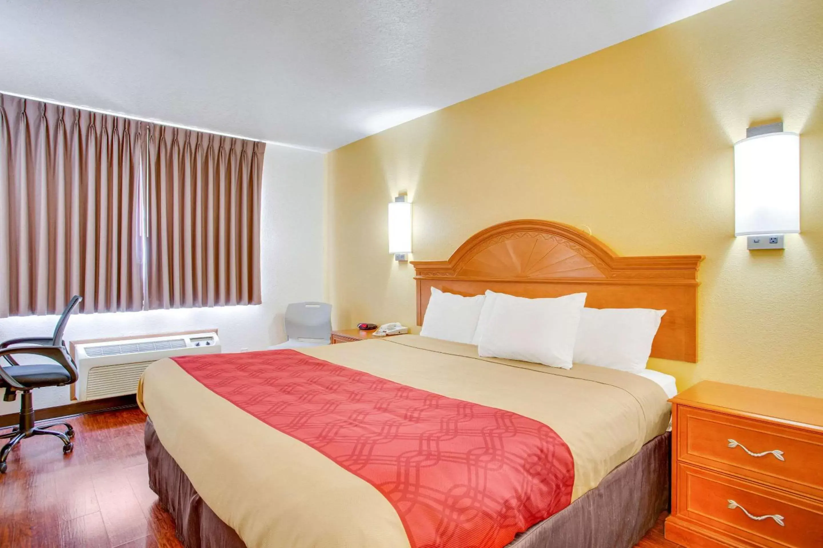 Photo of the whole room, Bed in Econo Loge Inn & Suites Albuquerque East I-40 Eubank Exit