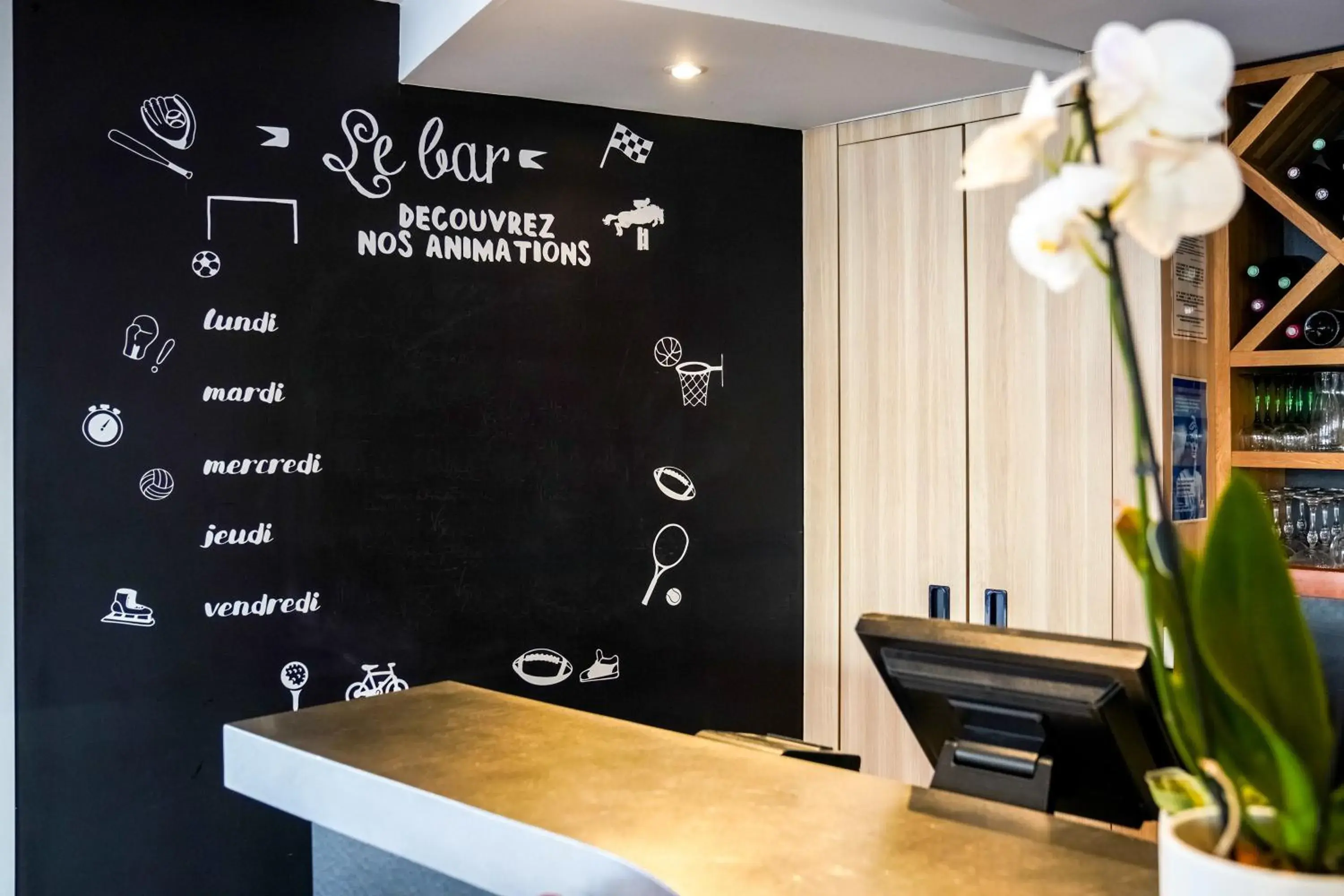 Lounge or bar, Lobby/Reception in Campanile Paris Ouest - Pont De Suresnes