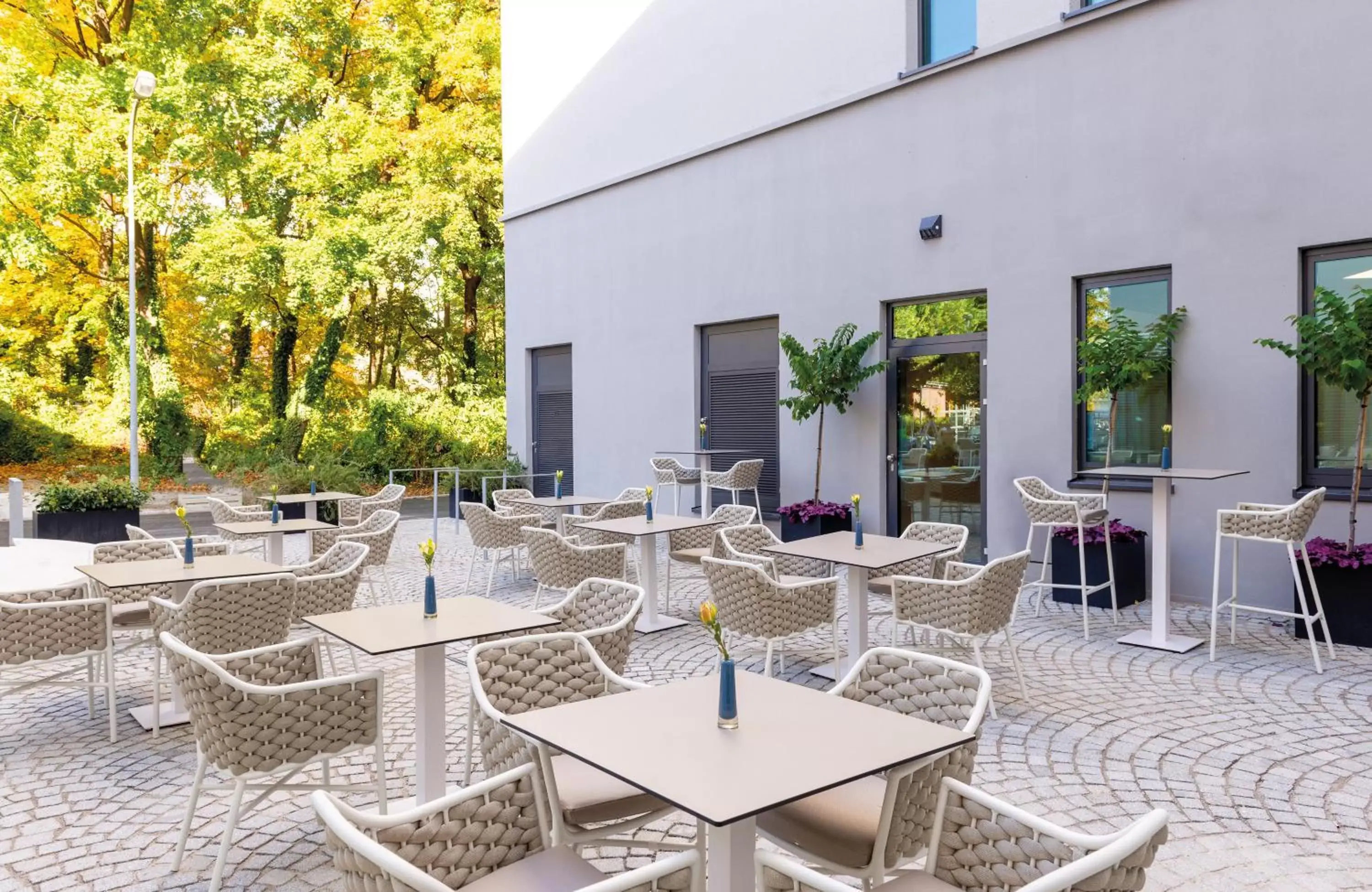 Balcony/Terrace, Restaurant/Places to Eat in Leonardo Hotel Augsburg