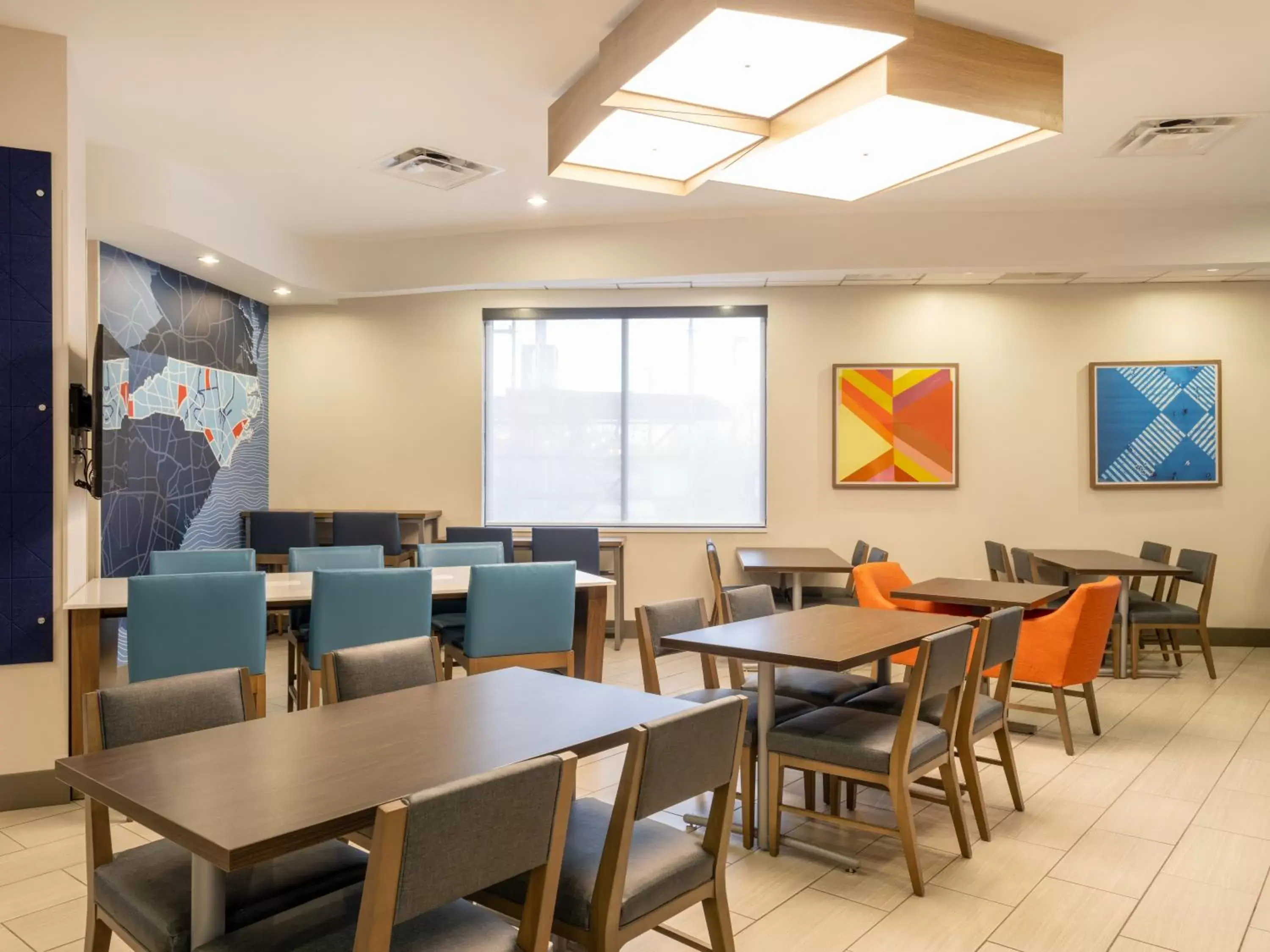 Seating area, Restaurant/Places to Eat in Holiday Inn Express & Suites Greensboro - I-40 atWendover, an IHG Hotel