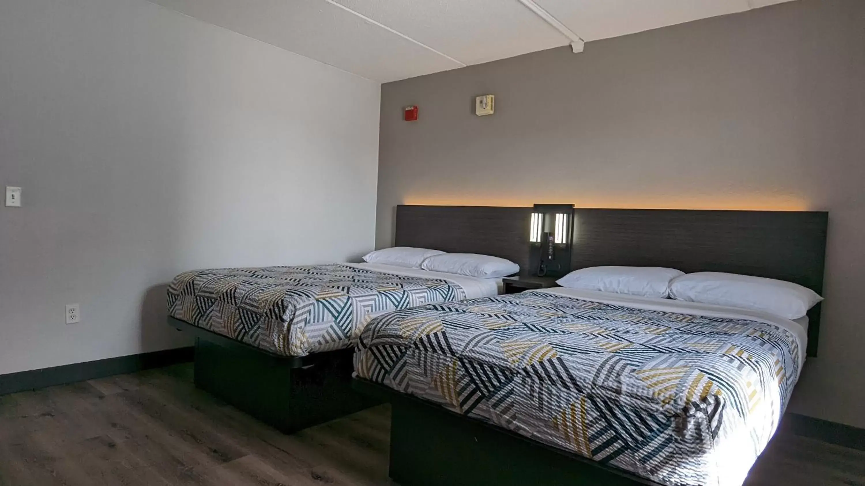 Bed in Motel 6-Leominster, MA Bed in Motel 6-Leominster, MA