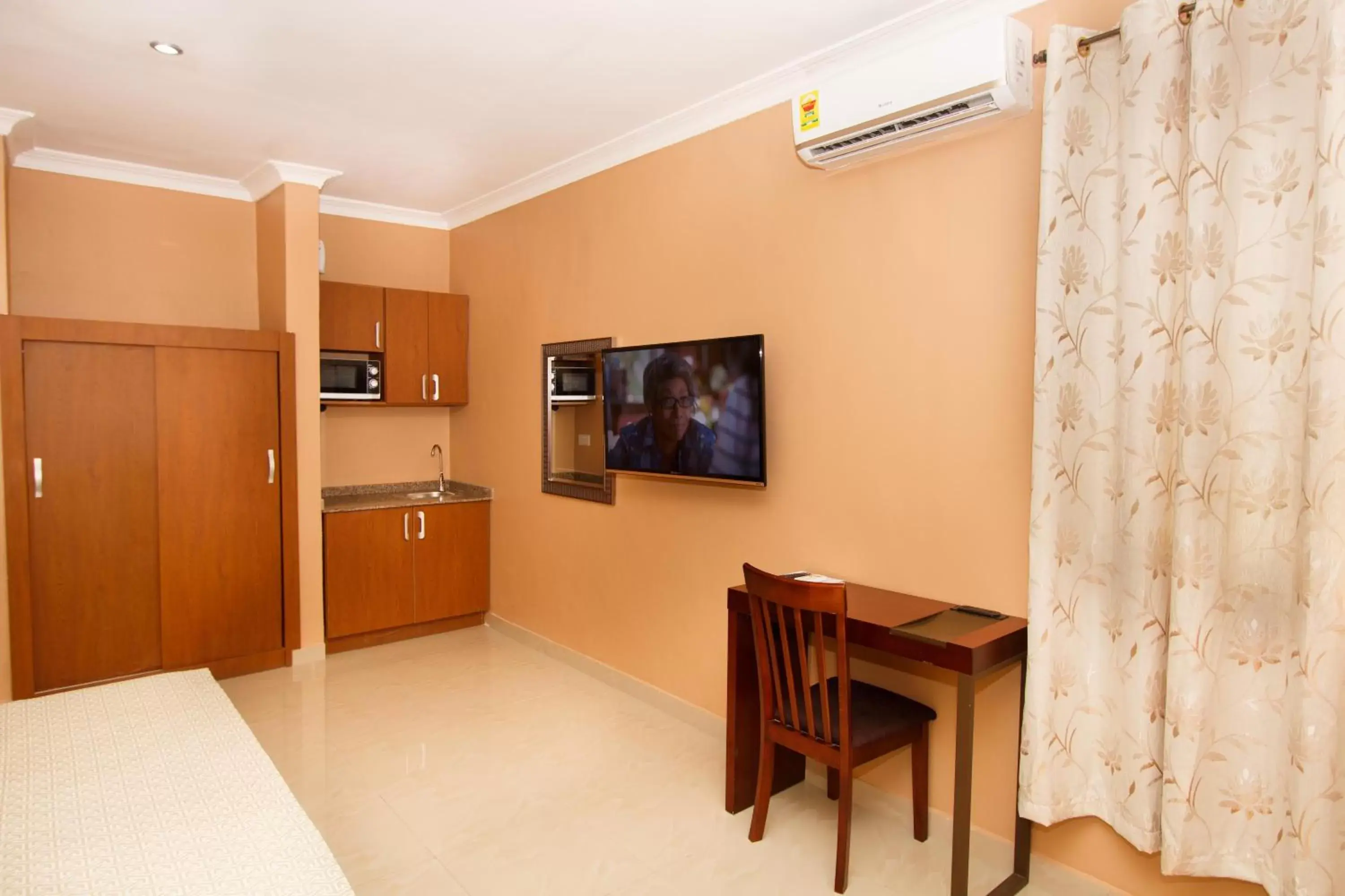 Communal lounge/ TV room, TV/Entertainment Center in Prestige Suites