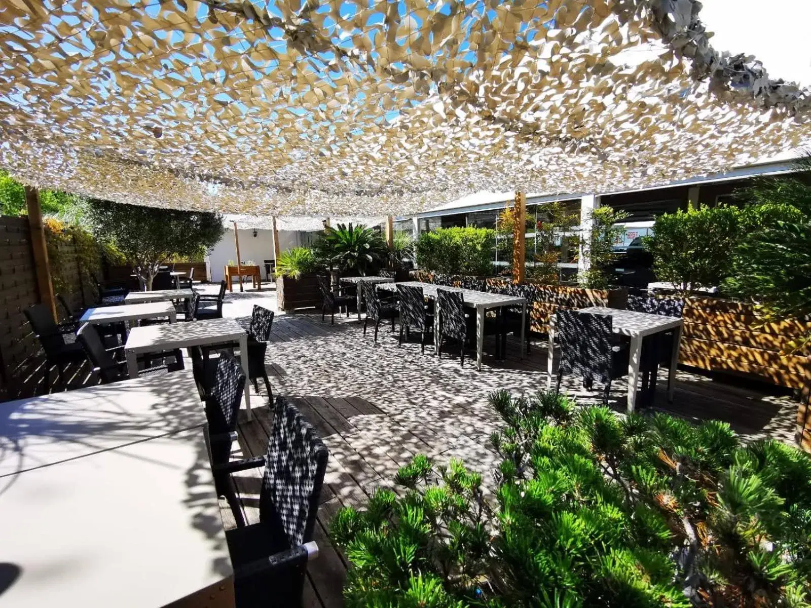 Patio, Restaurant/Places to Eat in Kyriad Prestige Montpellier Ouest - Croix D'argent