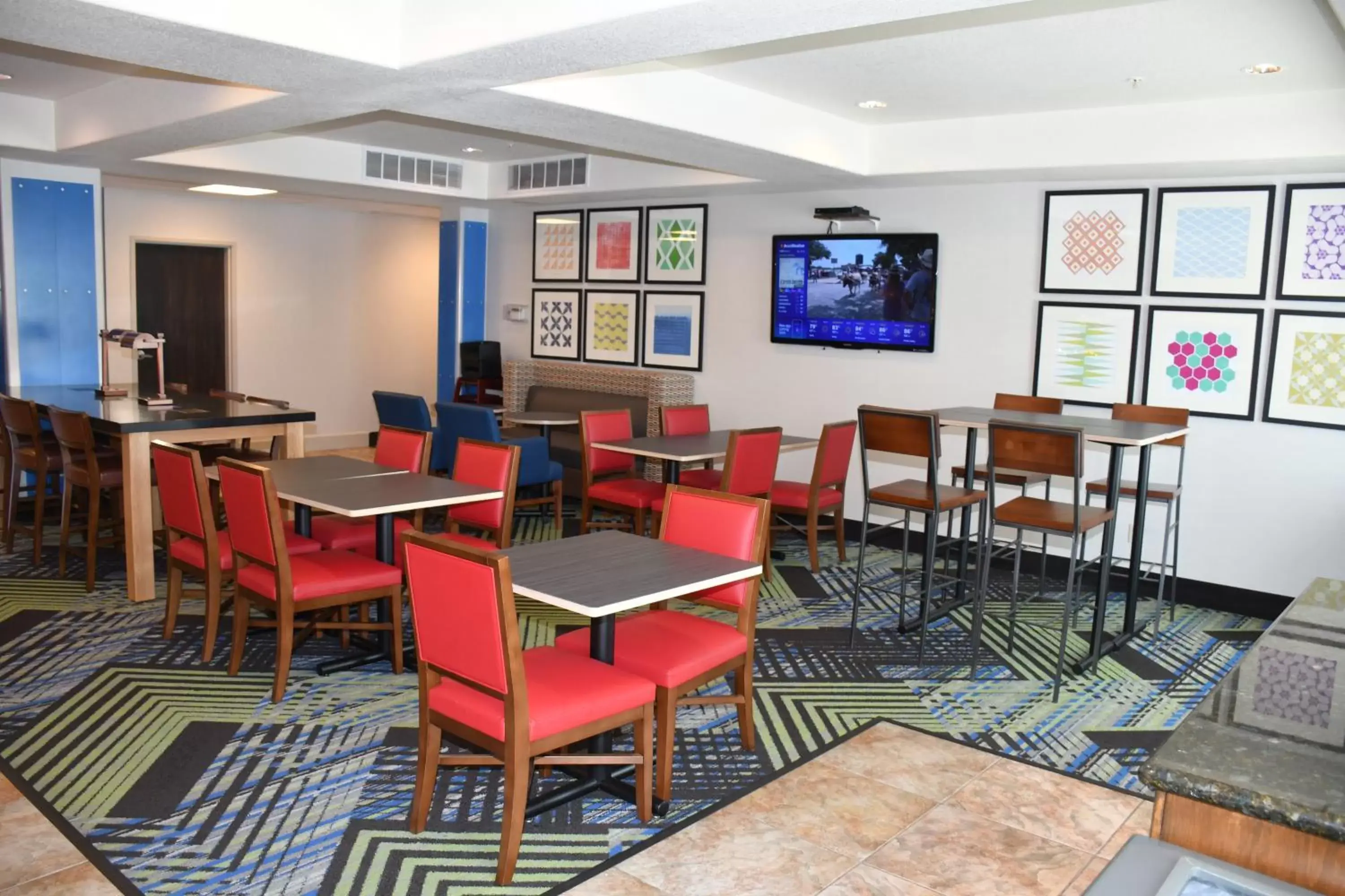 Breakfast, Restaurant/Places to Eat in Holiday Inn Express Hotel & Suites Evanston, an IHG Hotel