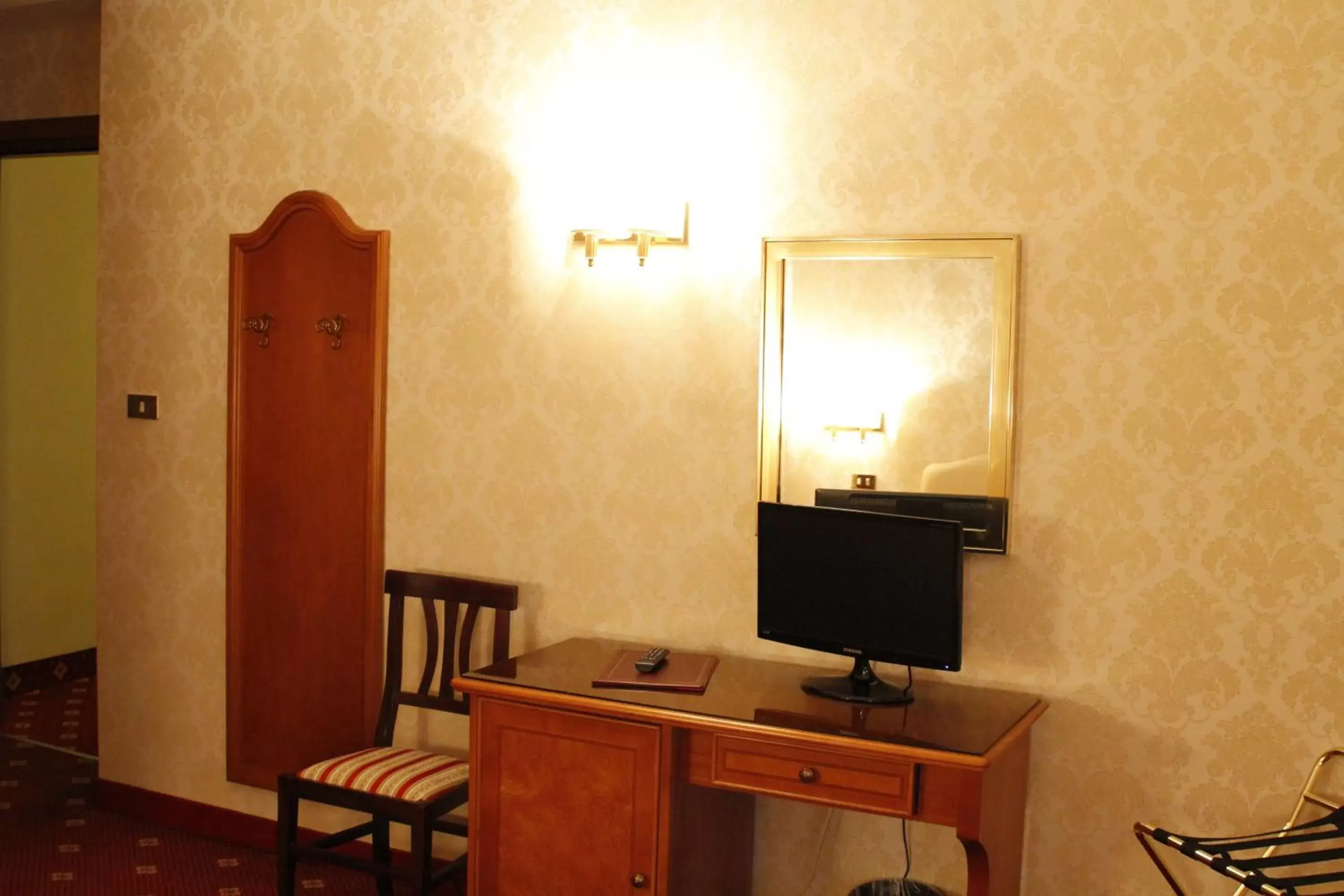 Seating area, TV/Entertainment Center in Hotel Torino
