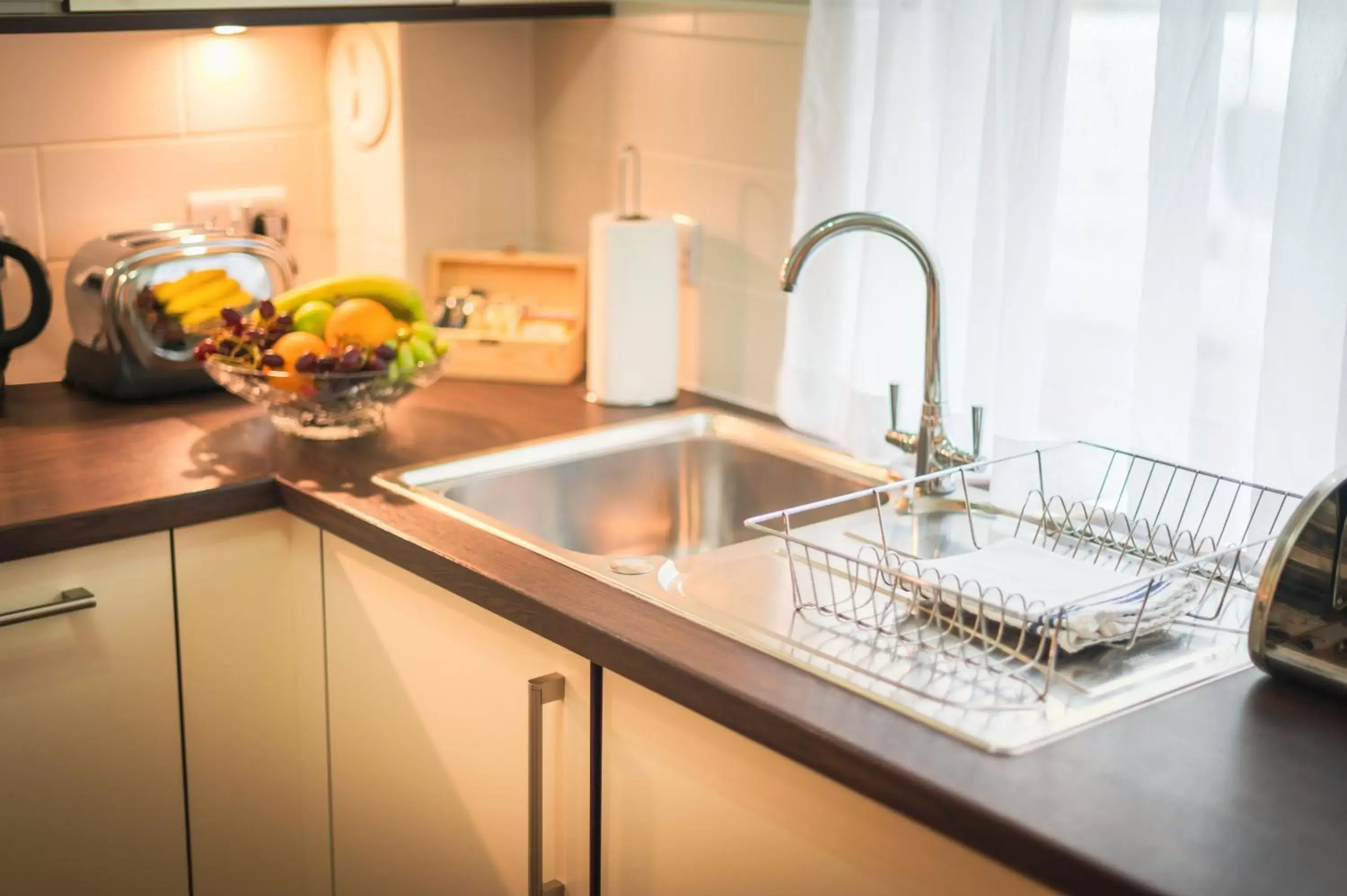 Kitchen or kitchenette, Kitchen/Kitchenette in The Knight Residence by Mansley