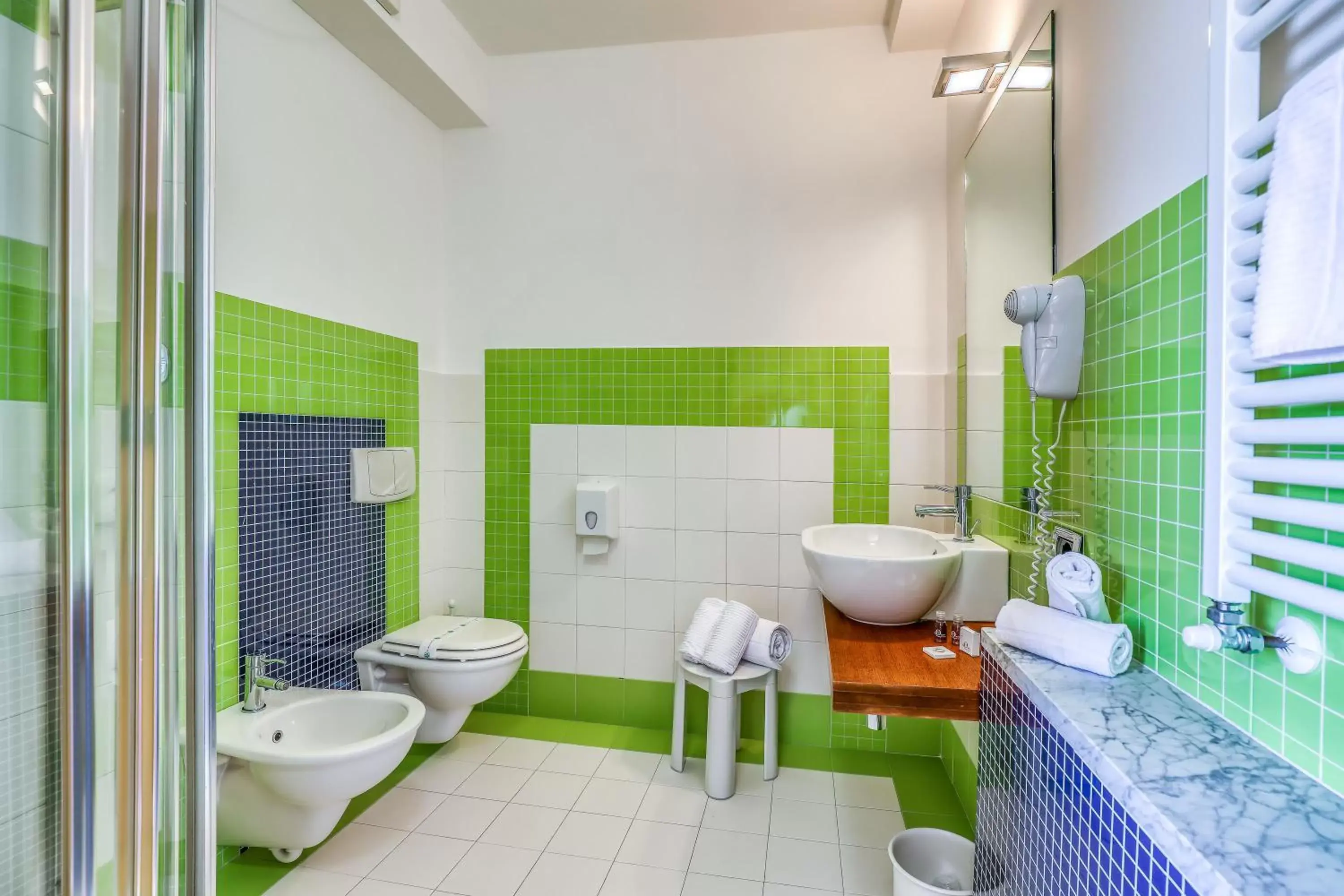 Shower, Bathroom in Hotel PentHouse