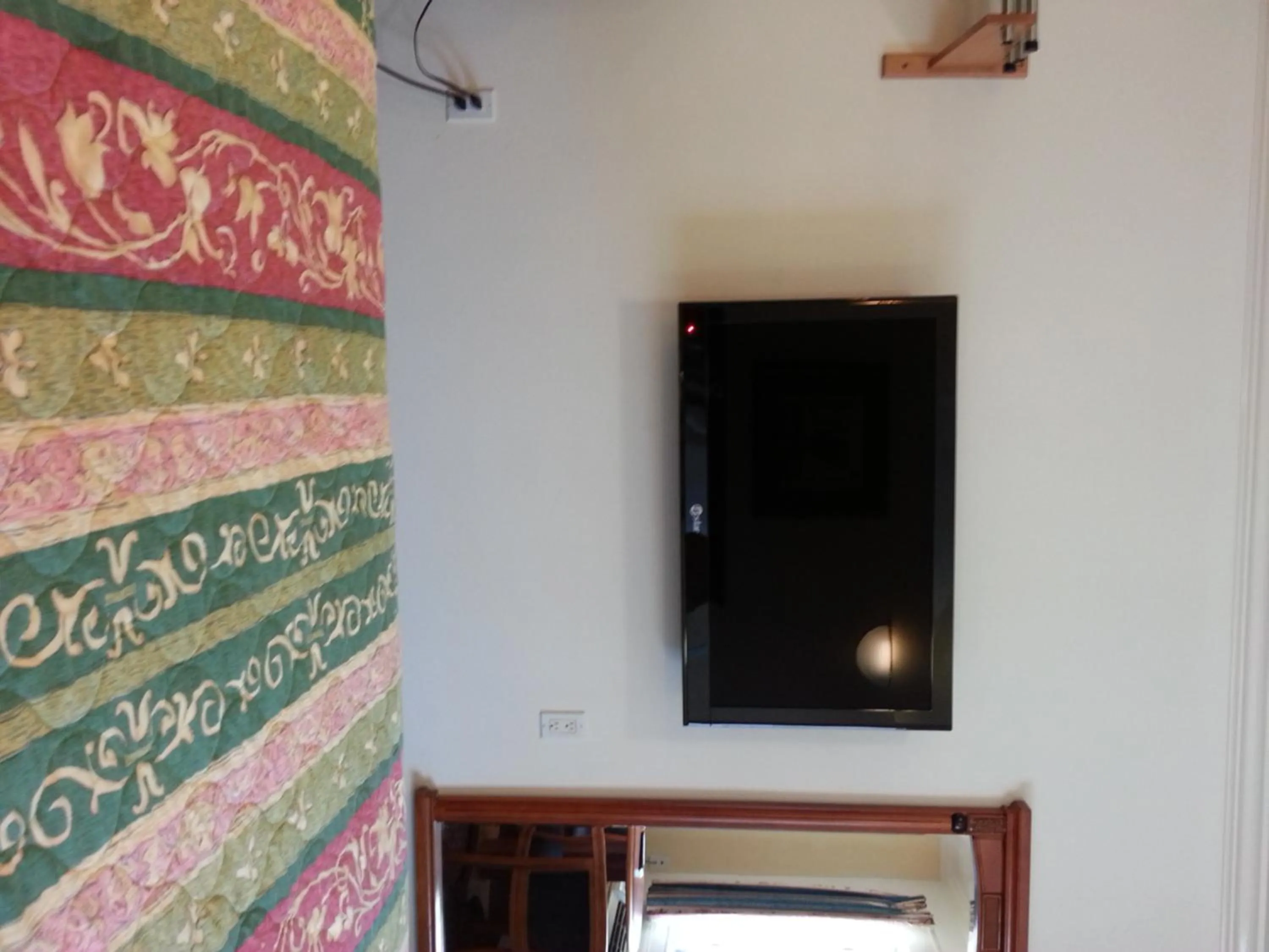 Bed in Tower Motel Long Beach