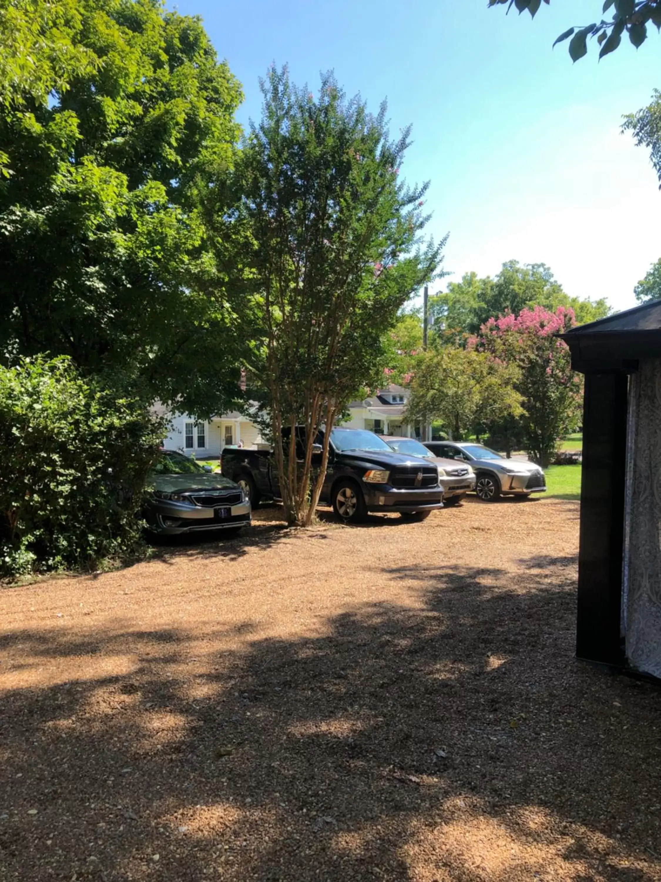 Parking, Garden in Belmont Inn