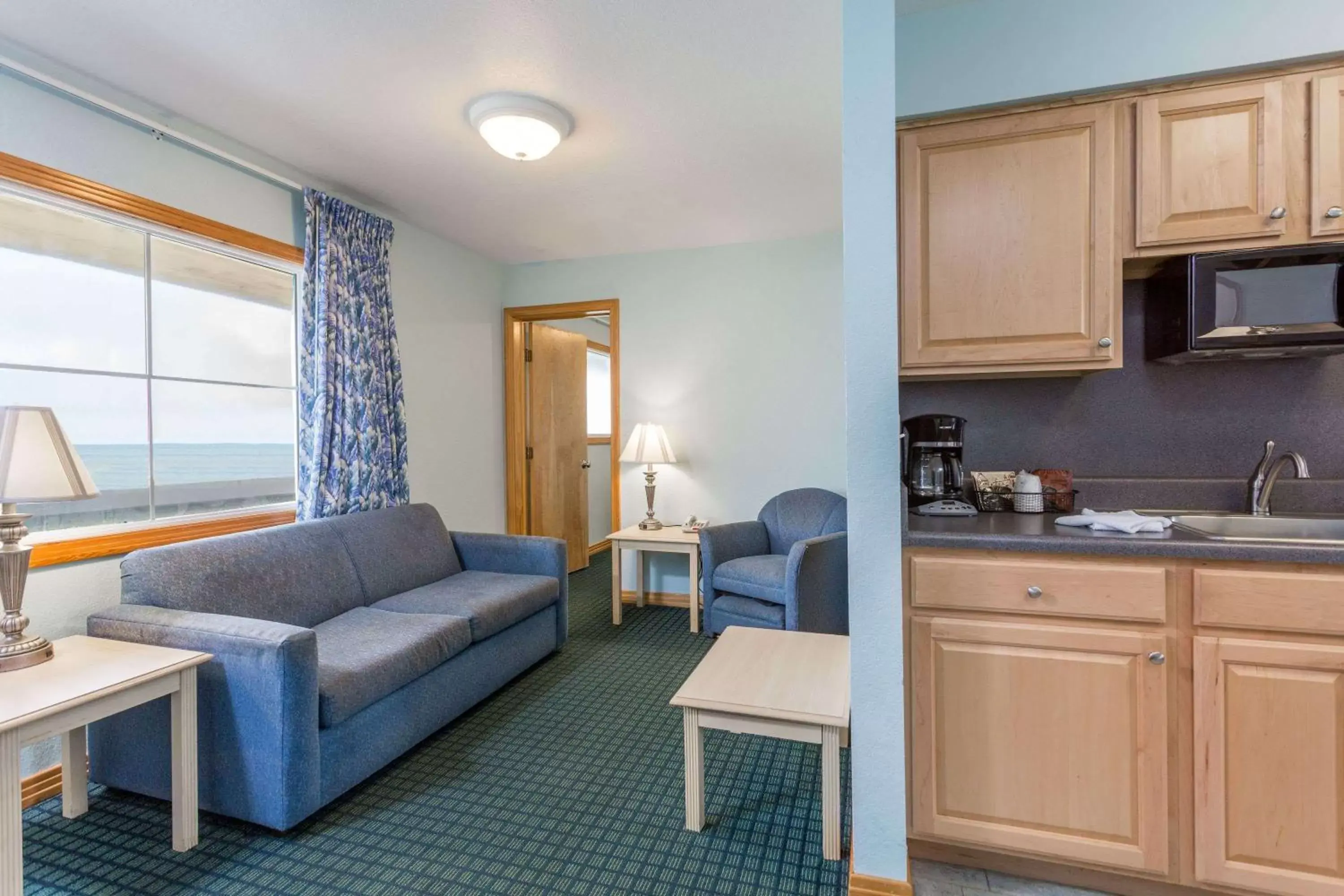 Photo of the whole room, Kitchen/Kitchenette in Mariner Inn And Suites