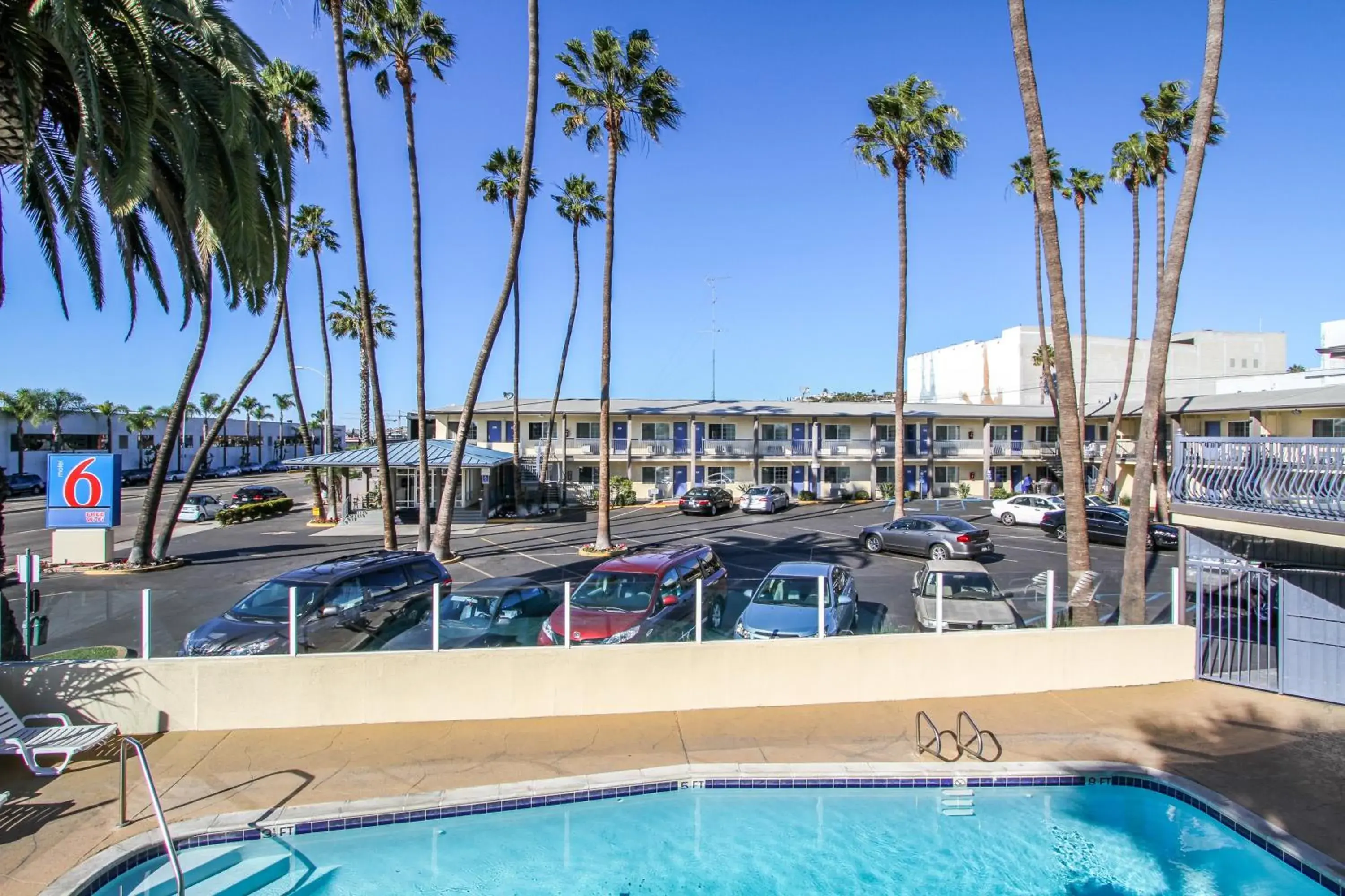 Property building, Swimming Pool in Motel 6 San Diego Airport/Harbor