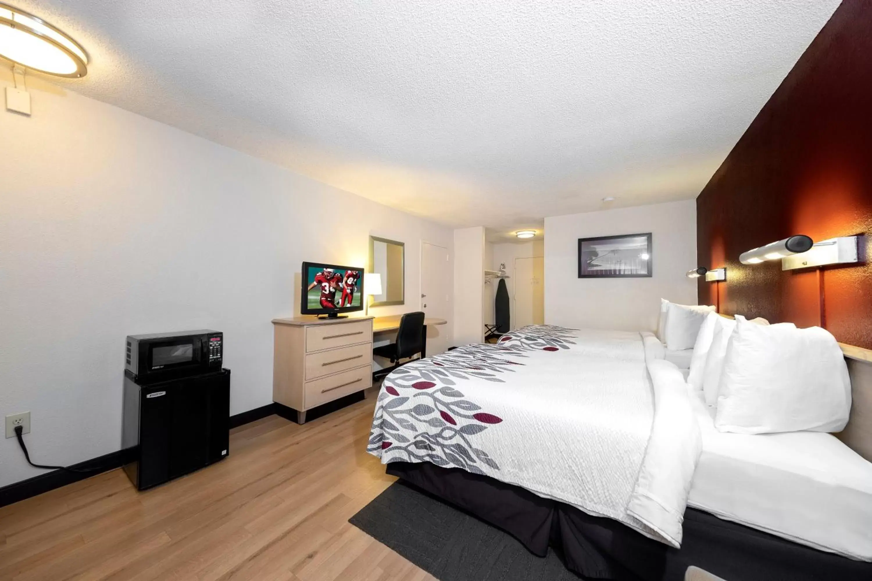 Photo of the whole room, Bed in Red Roof Inn Myrtle Beach Hotel - Market Commons