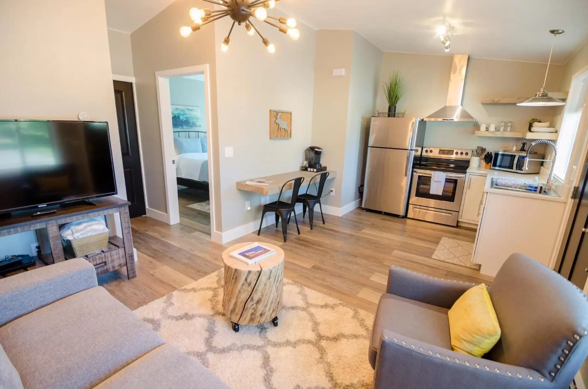 TV and multimedia, Seating Area in Colony Suites