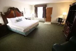 King Suite - Non-Smoking in Baymont Inn and Suites by Wyndham Farmington, MO