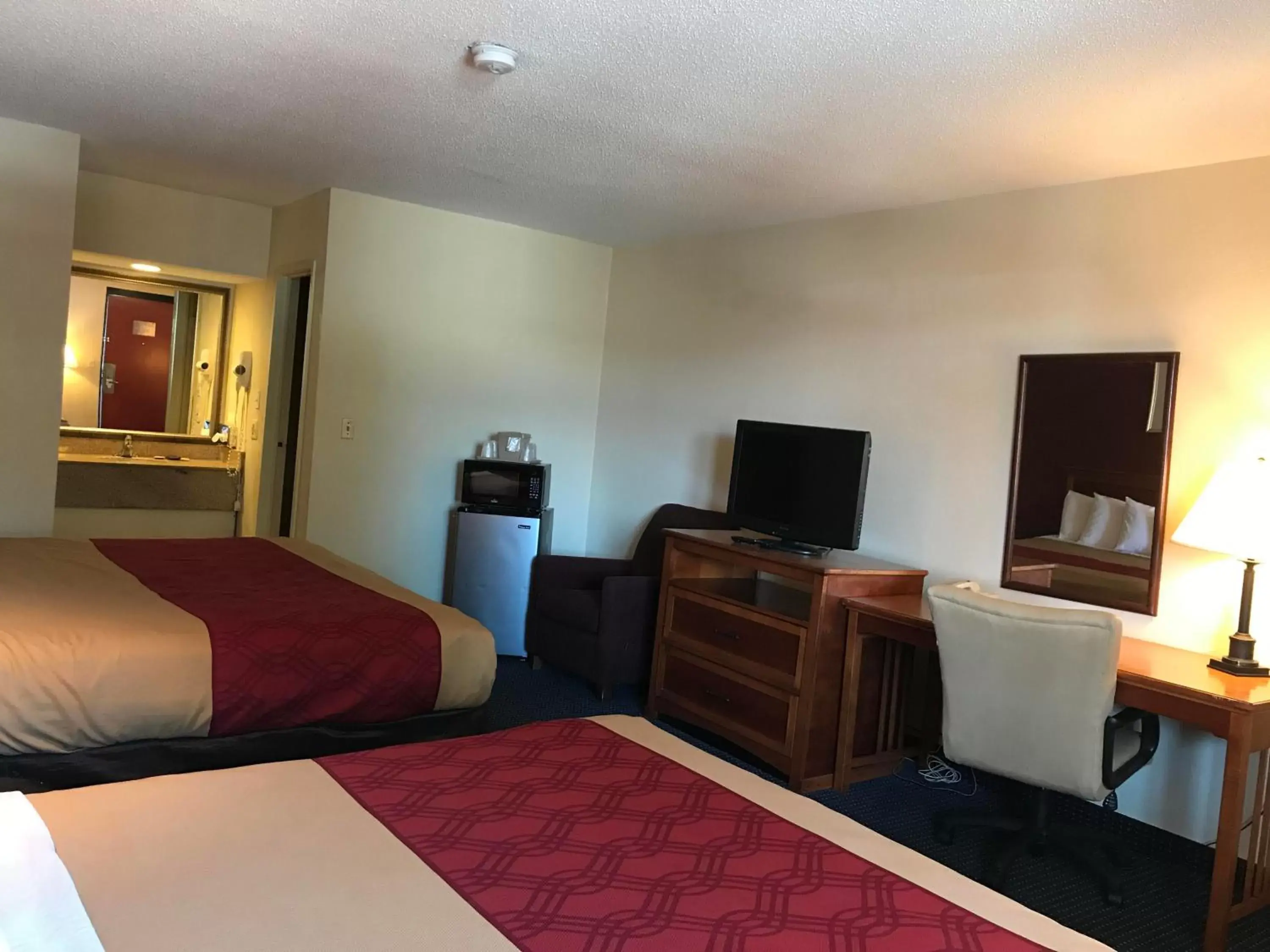 Photo of the whole room, Bed in Red Carpet Inn Norwalk
