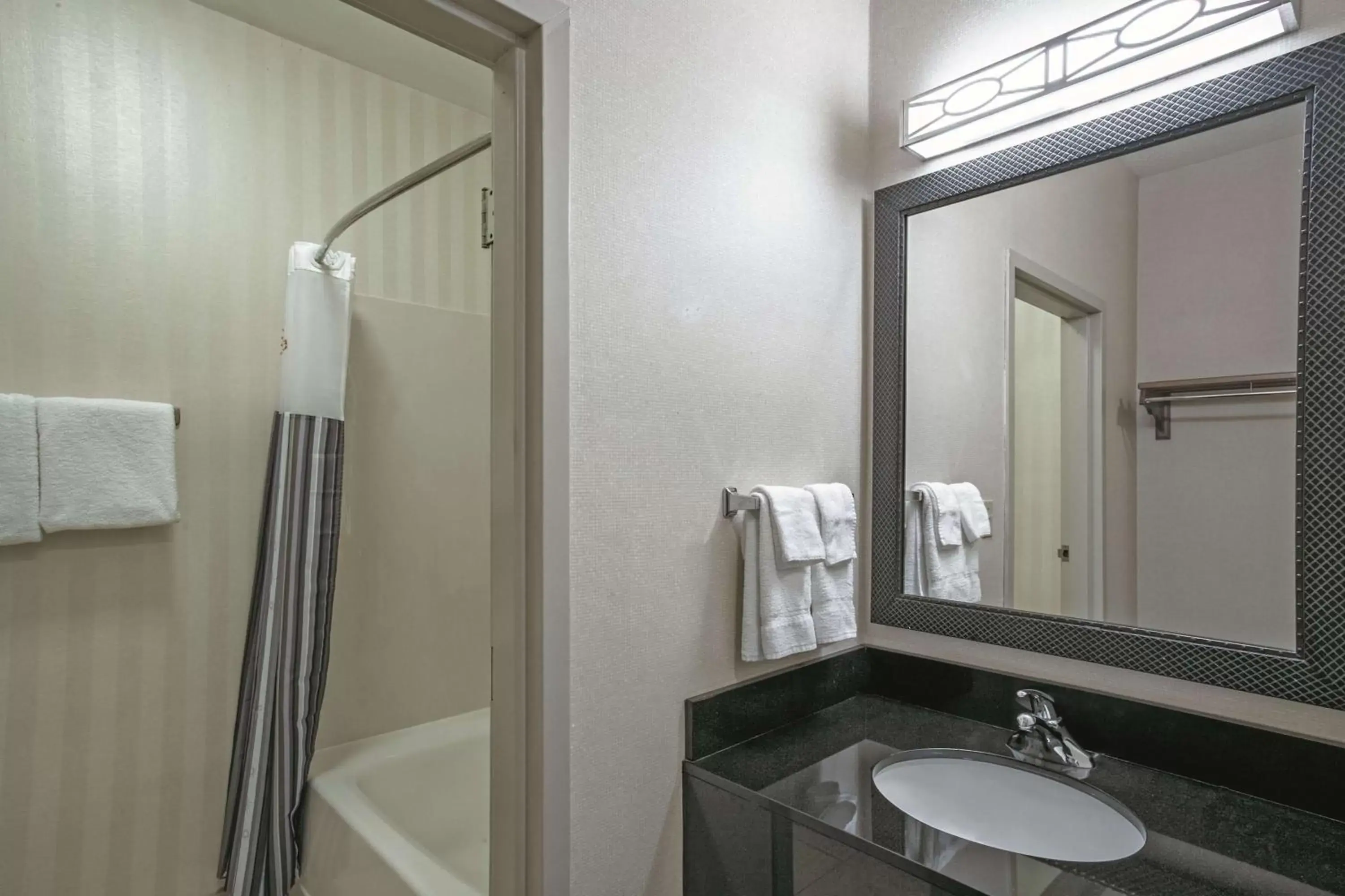 Photo of the whole room, Bathroom in La Quinta by Wyndham Manassas Battlefield