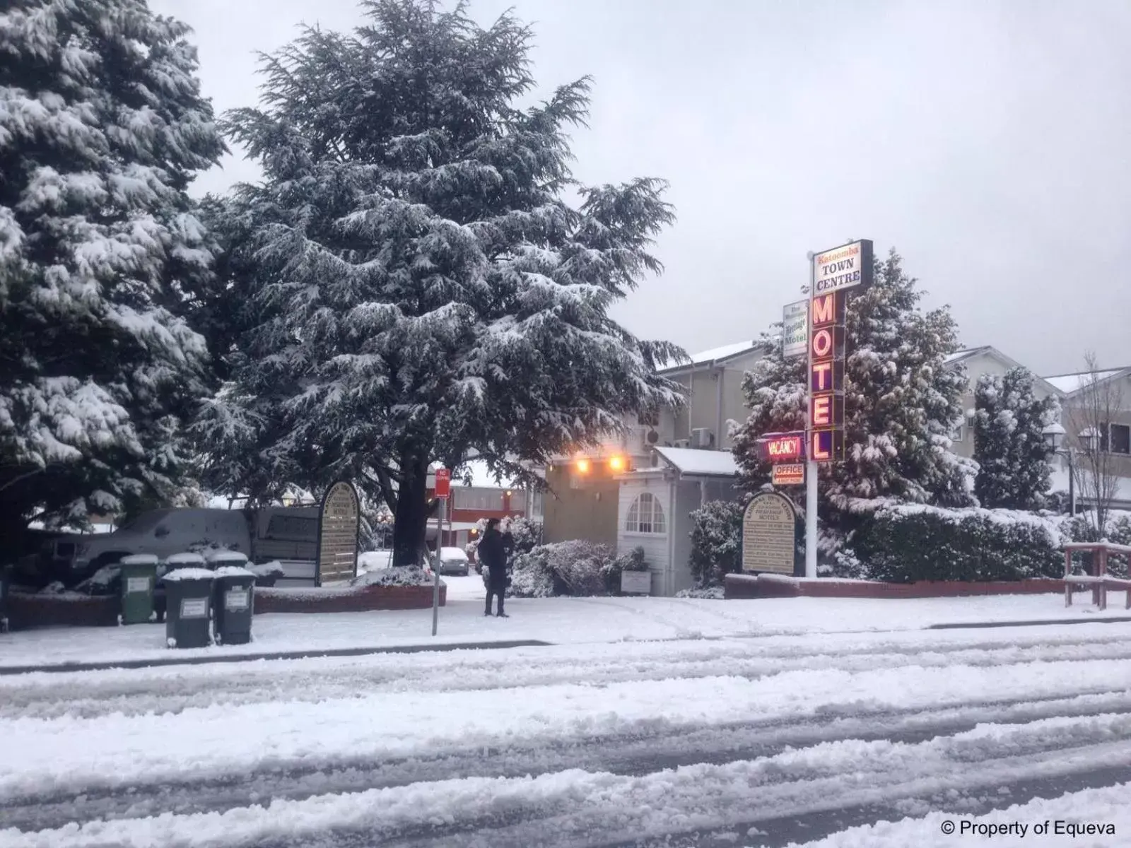 Facade/entrance, Winter in Blue Mountains Heritage Motel
