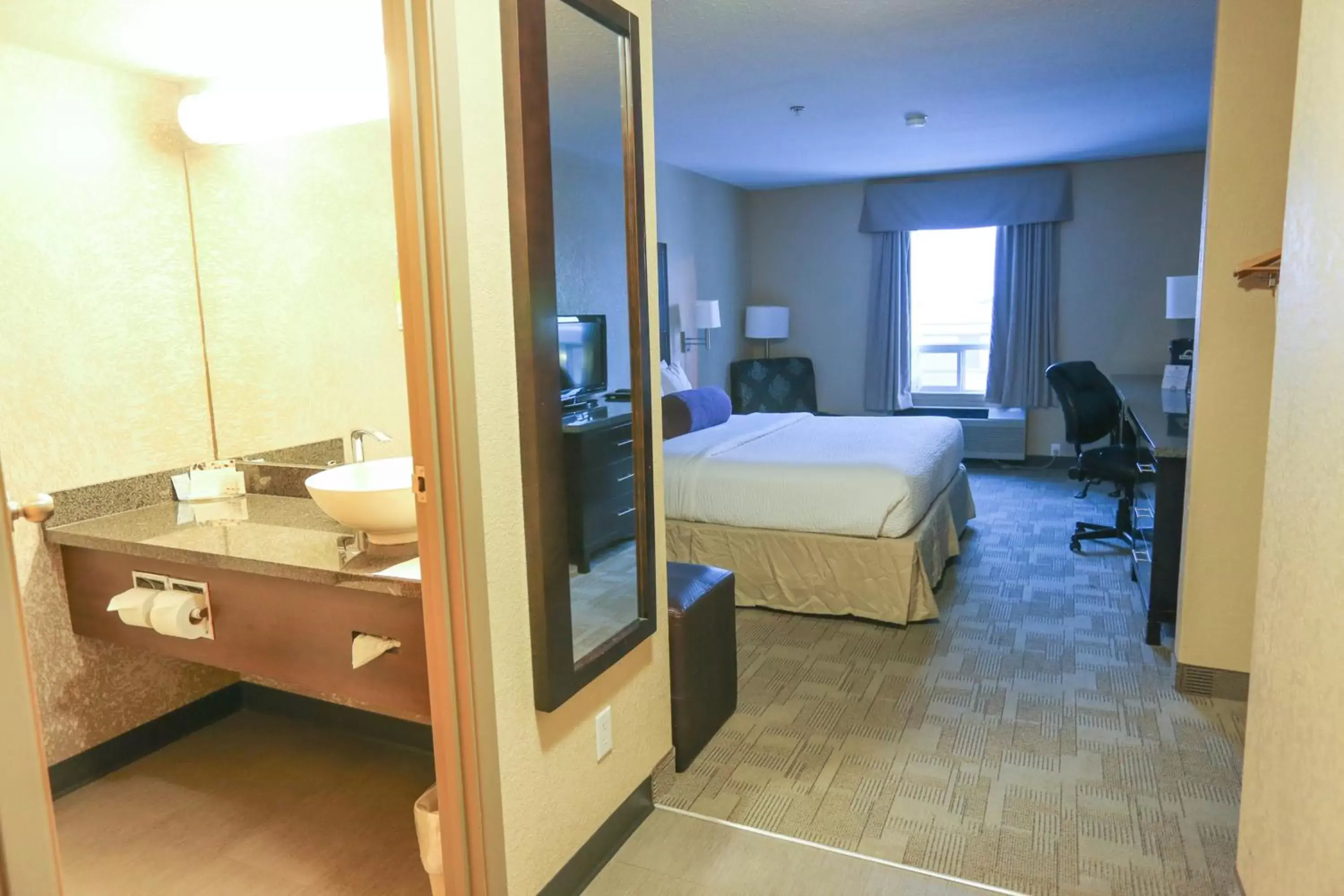 Bedroom, Bathroom in Days Inn by Wyndham Calgary Airport