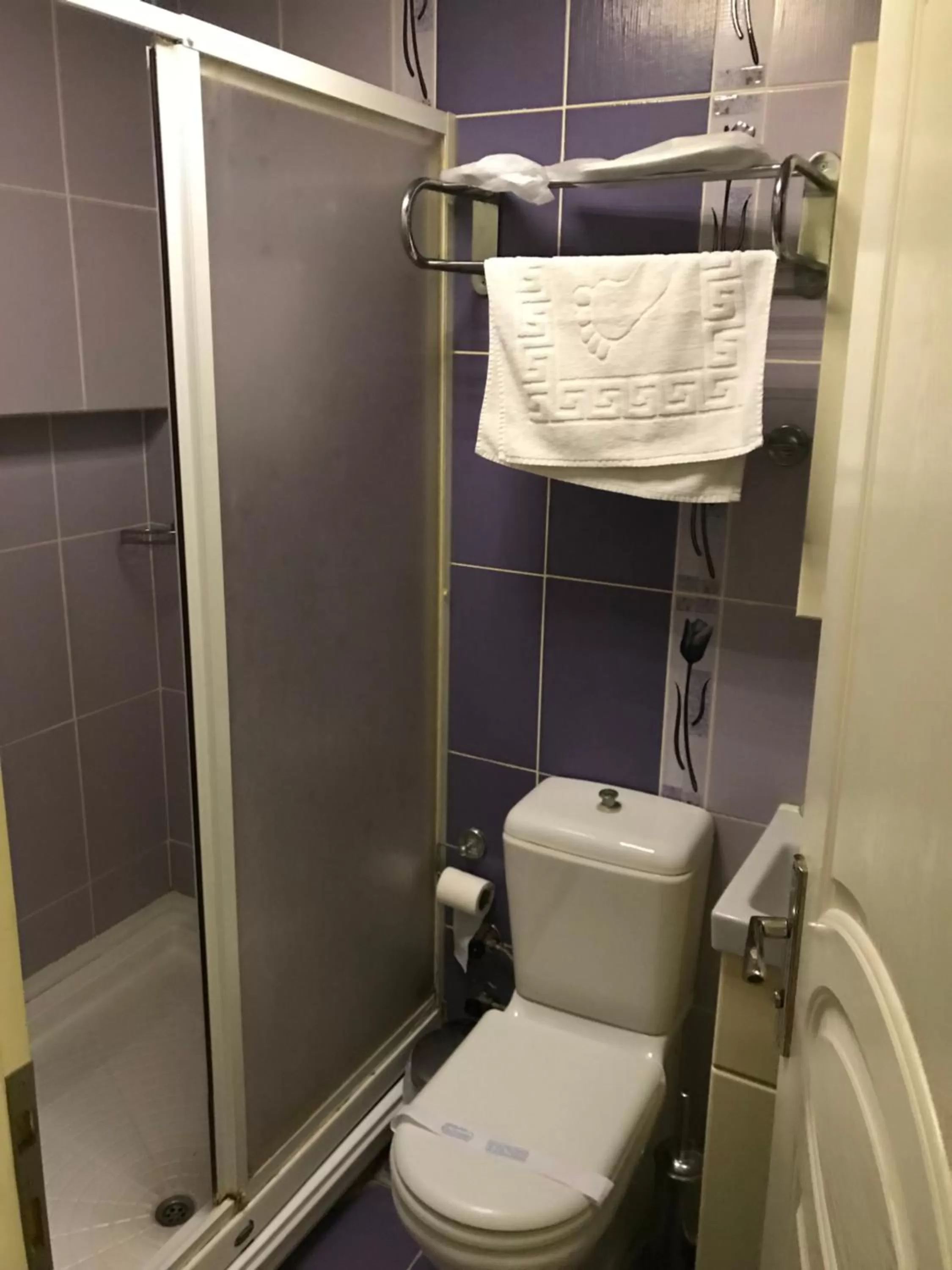 Bathroom in Sakran Hotel