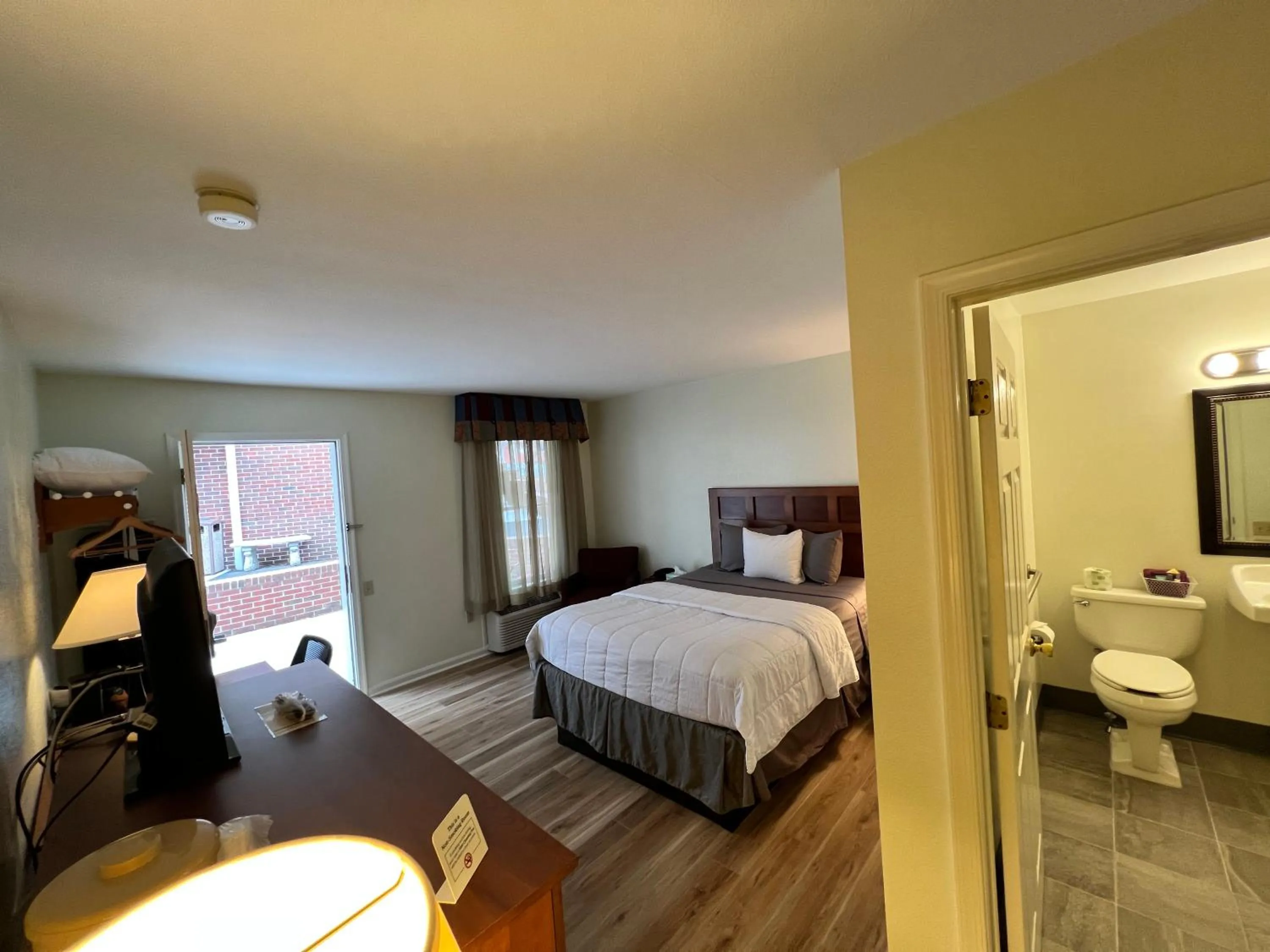 Photo of the whole room, Bed in Inn at Cemetery Hill