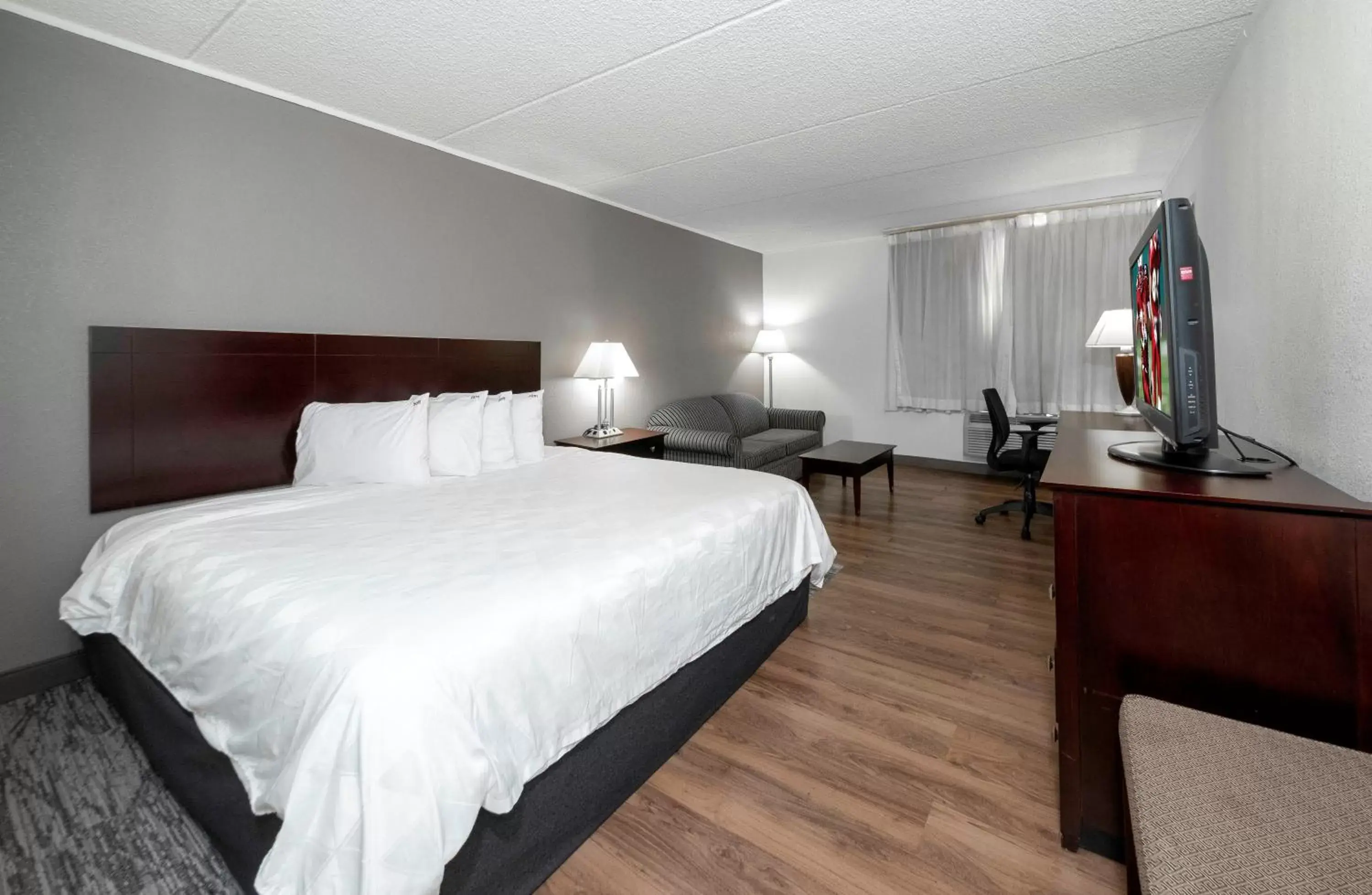 Photo of the whole room, Bed in Red Roof Inn PLUS Newark Liberty Airport - Carteret