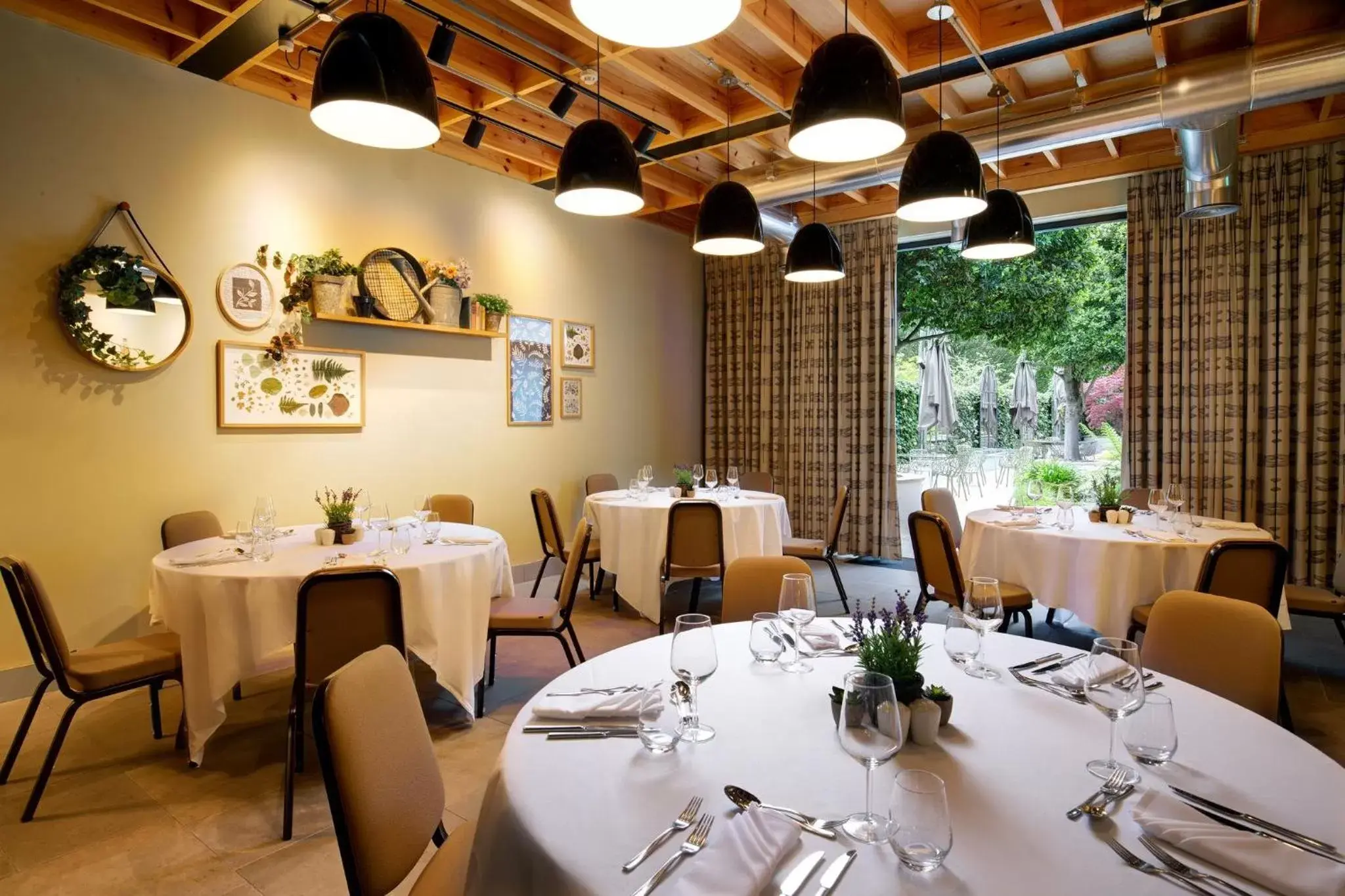 Business facilities, Restaurant/Places to Eat in Bedford Hotel
