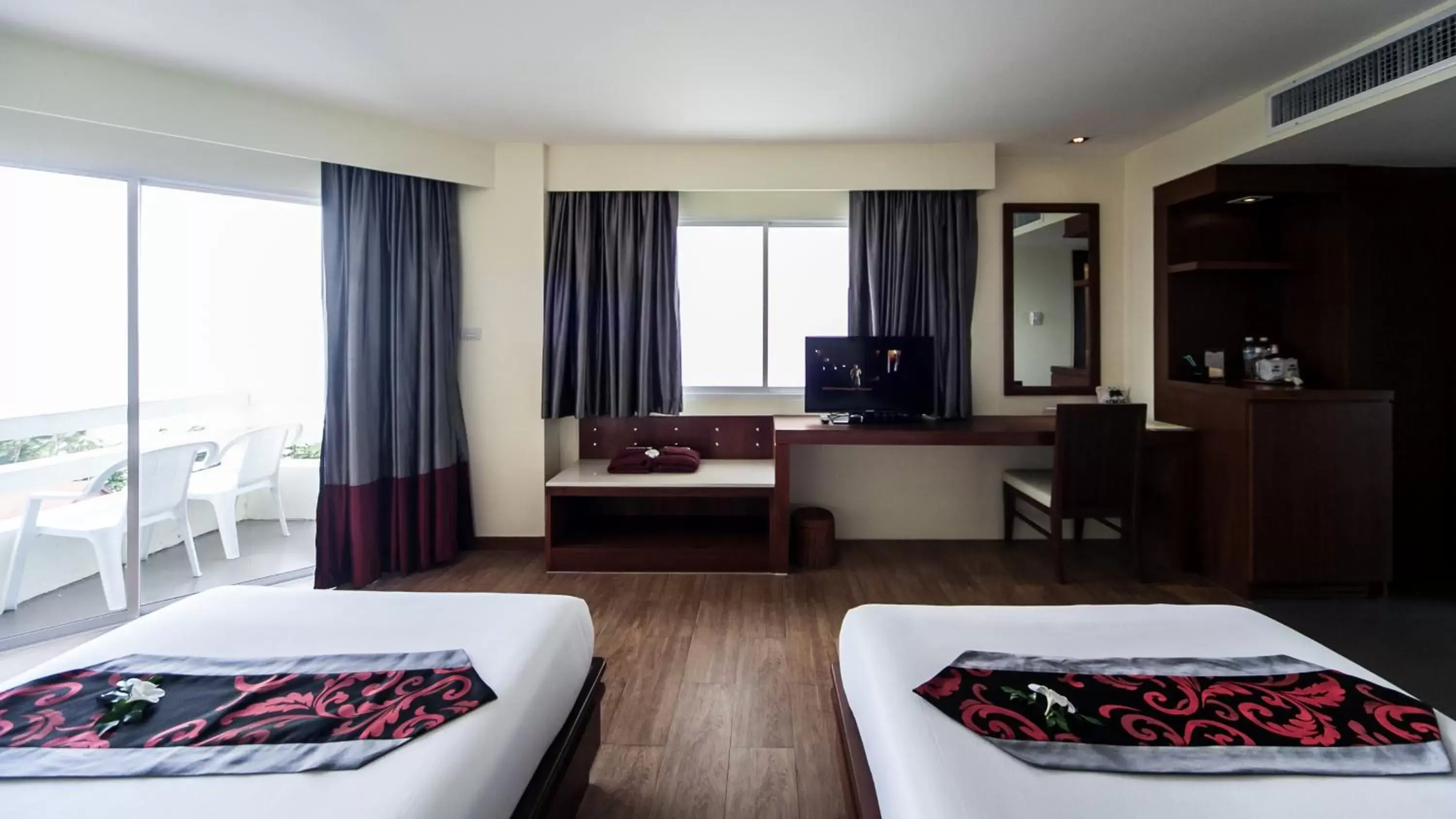 Bed, TV/Entertainment Center in Grand Jomtien Palace Hotel - SHA Extra Plus