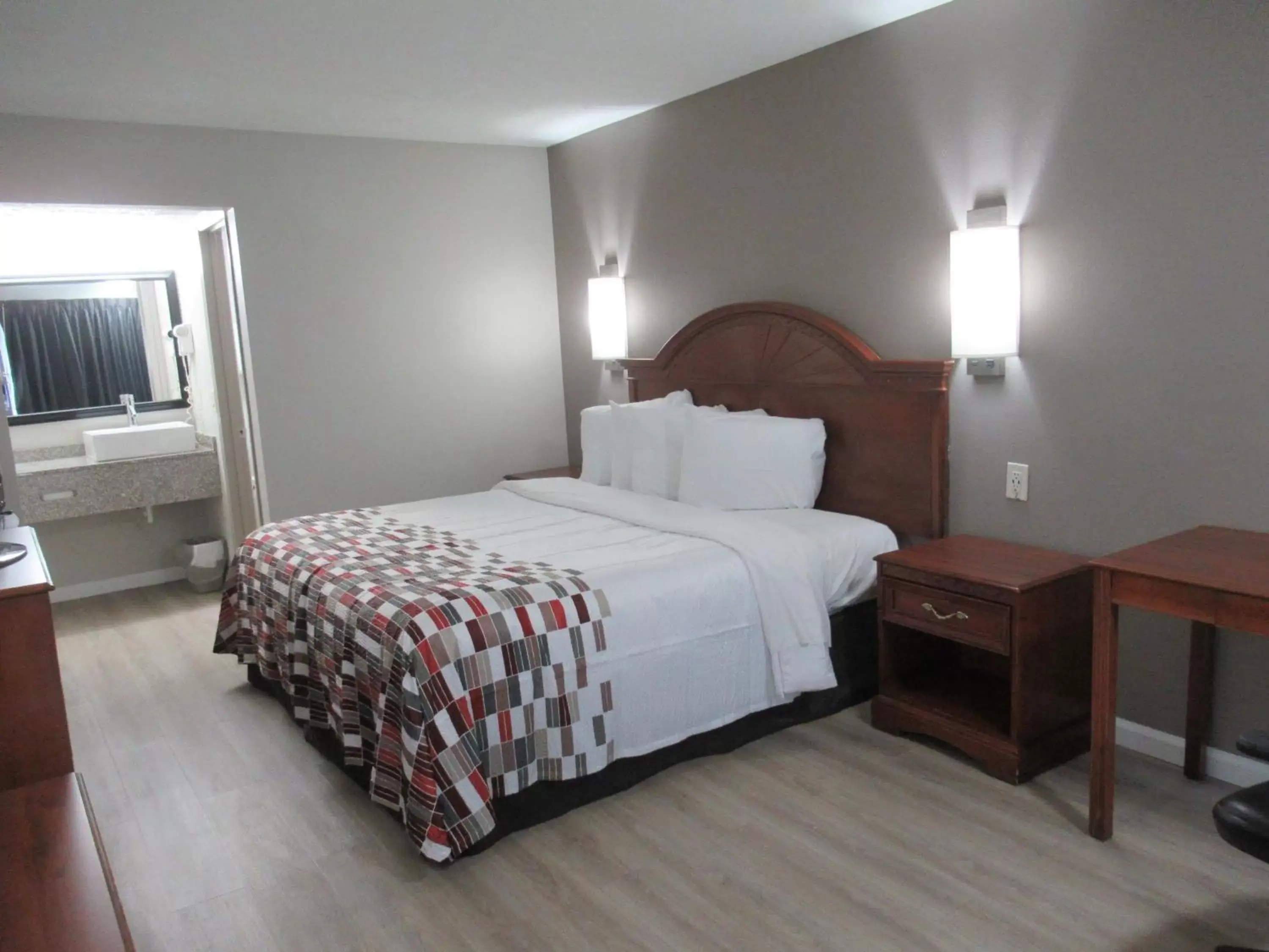 Bedroom, Bed in Red Roof Inn Walton - Richwood