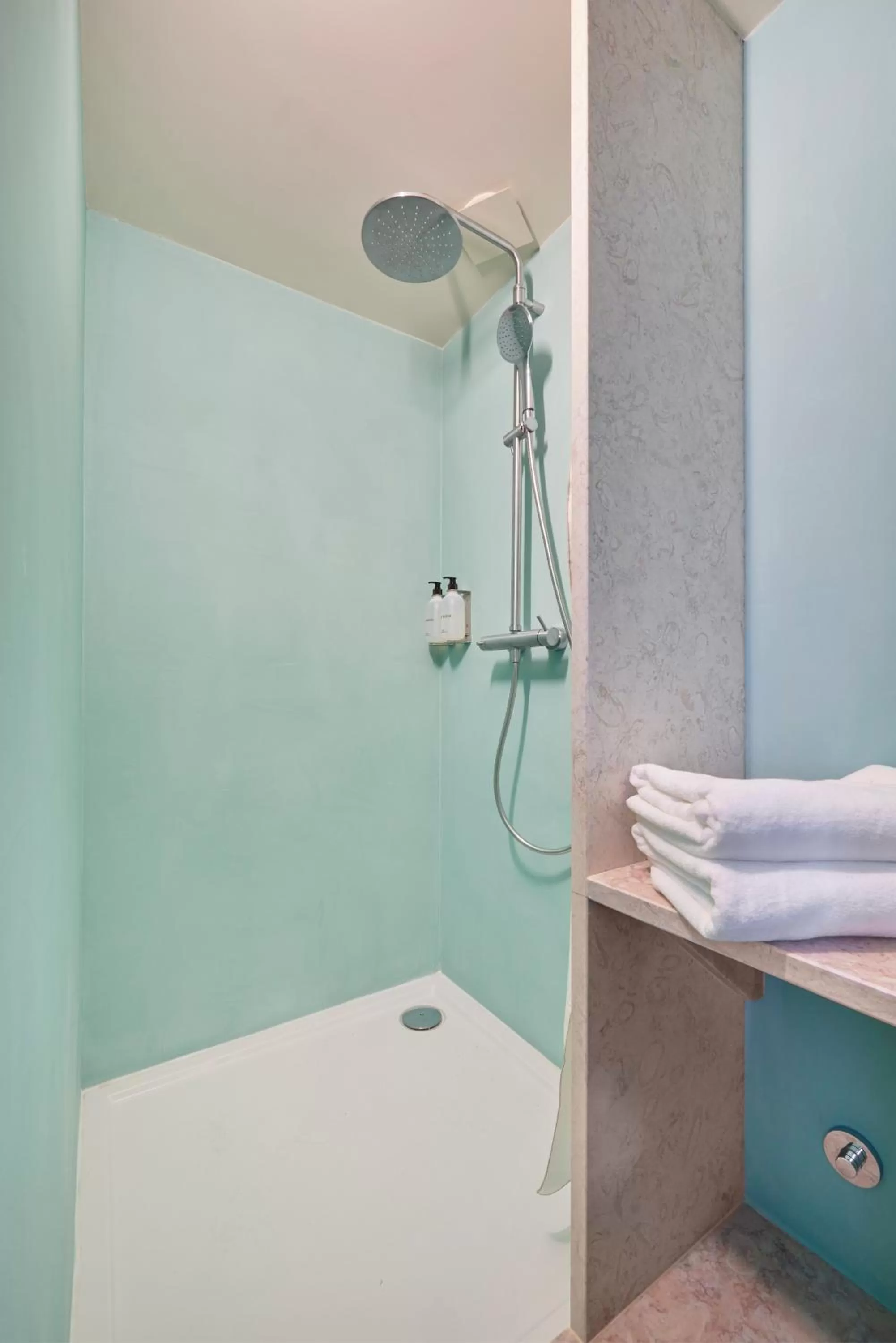 Shower in Cais Urban Lodge