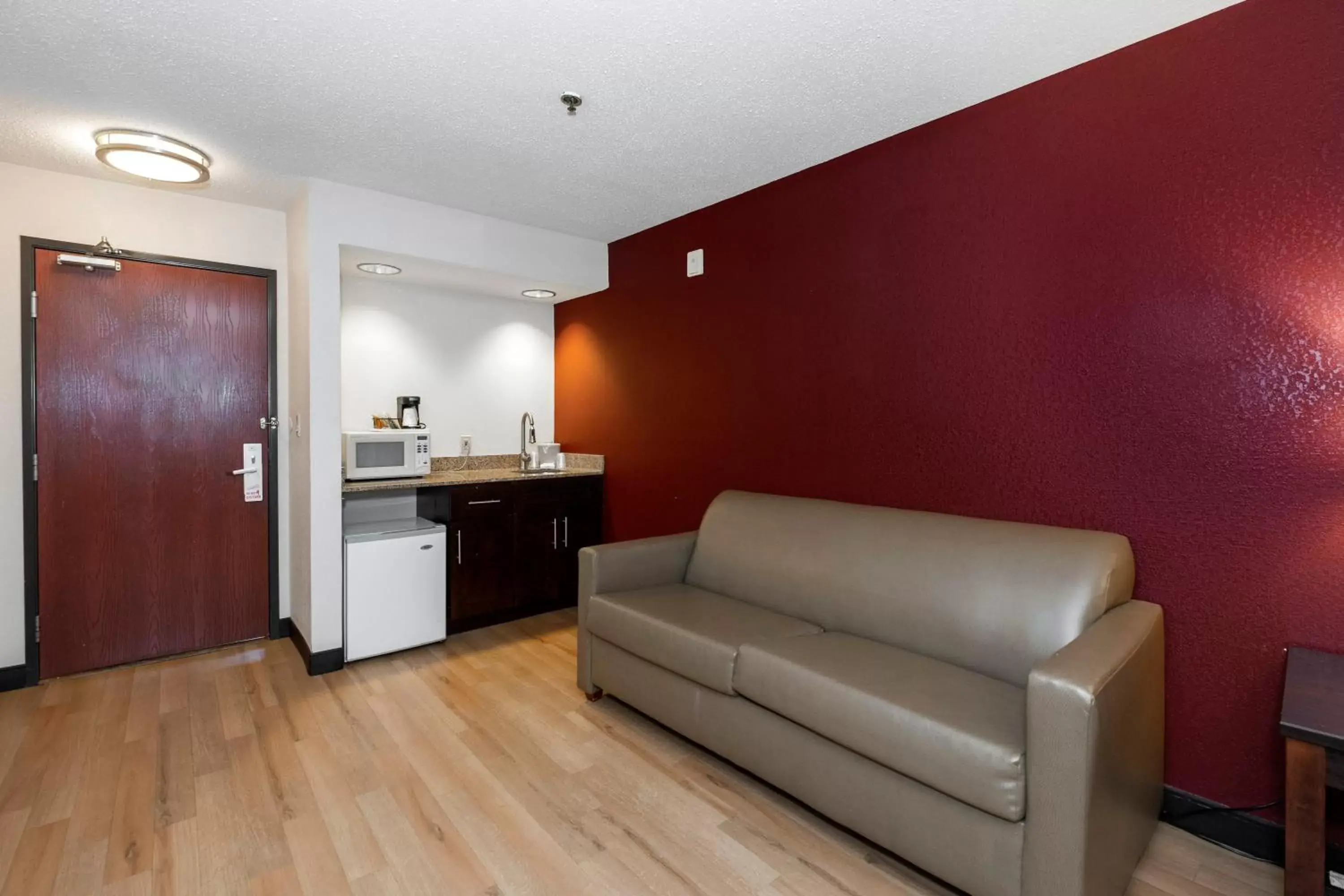 Photo of the whole room, Seating Area in Red Roof Inn & Suites Dover Downtown