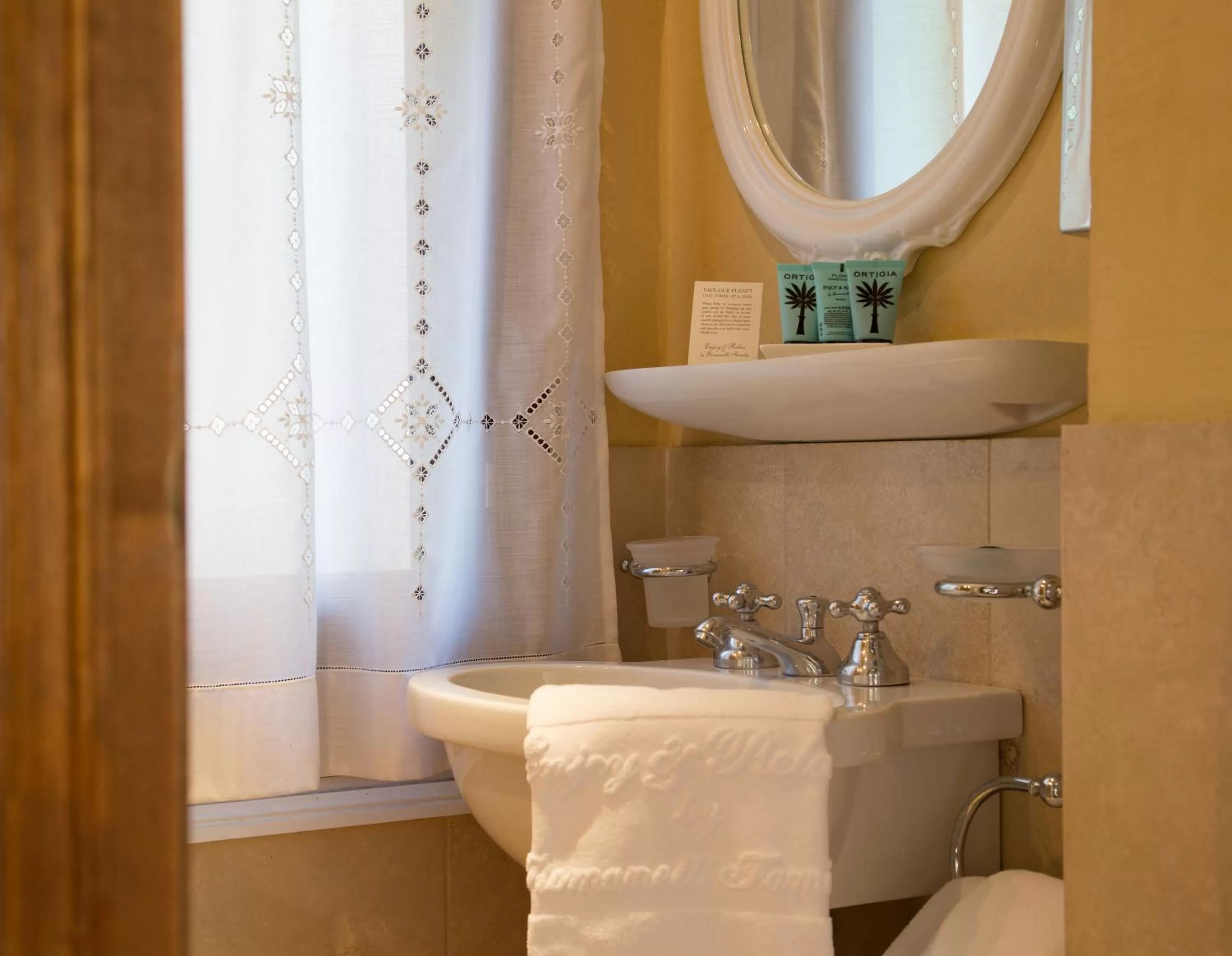 Bathroom in Hotel Flora