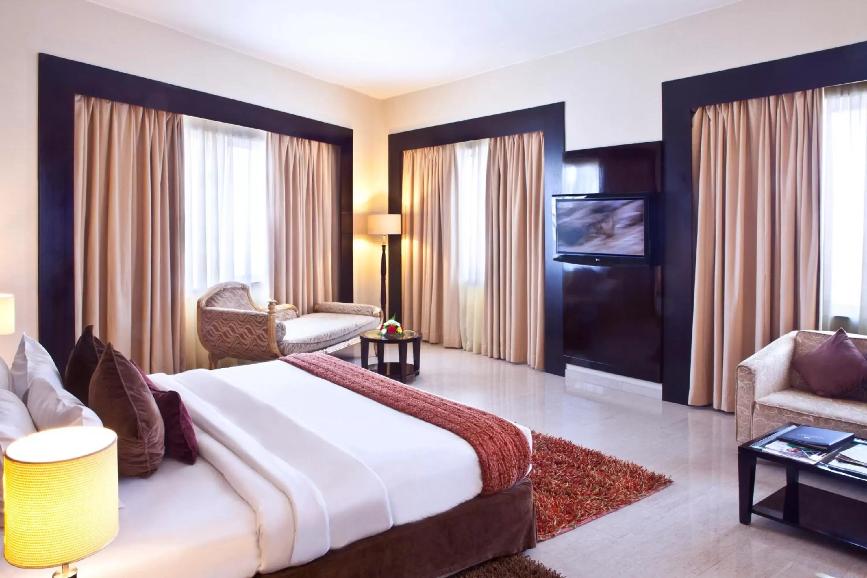 Photo of the whole room, Bed in Landmark Riqqa Hotel