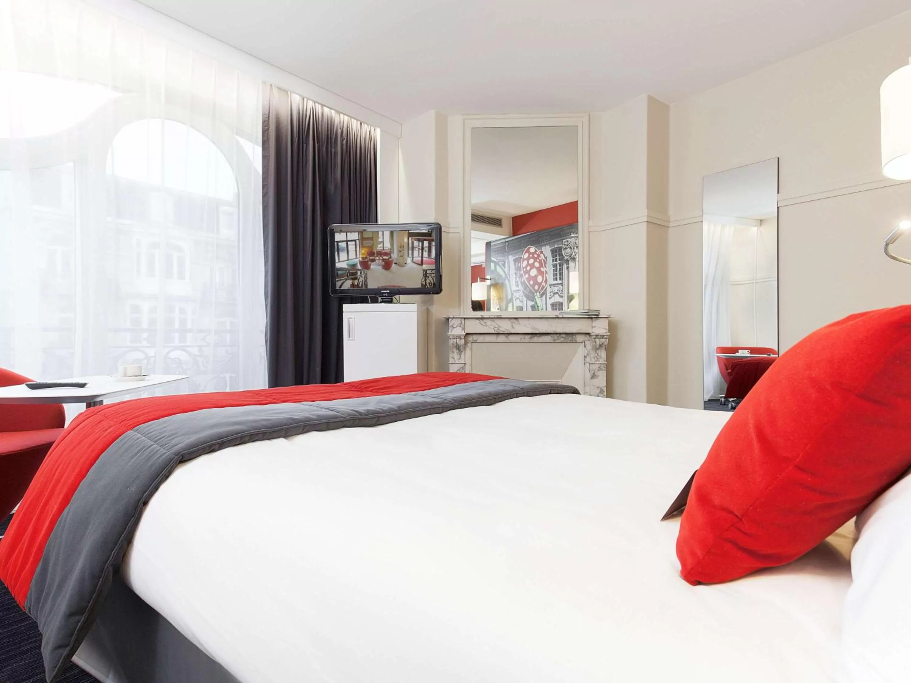 Photo of the whole room, Bed in Mercure Lille Centre Grand Place