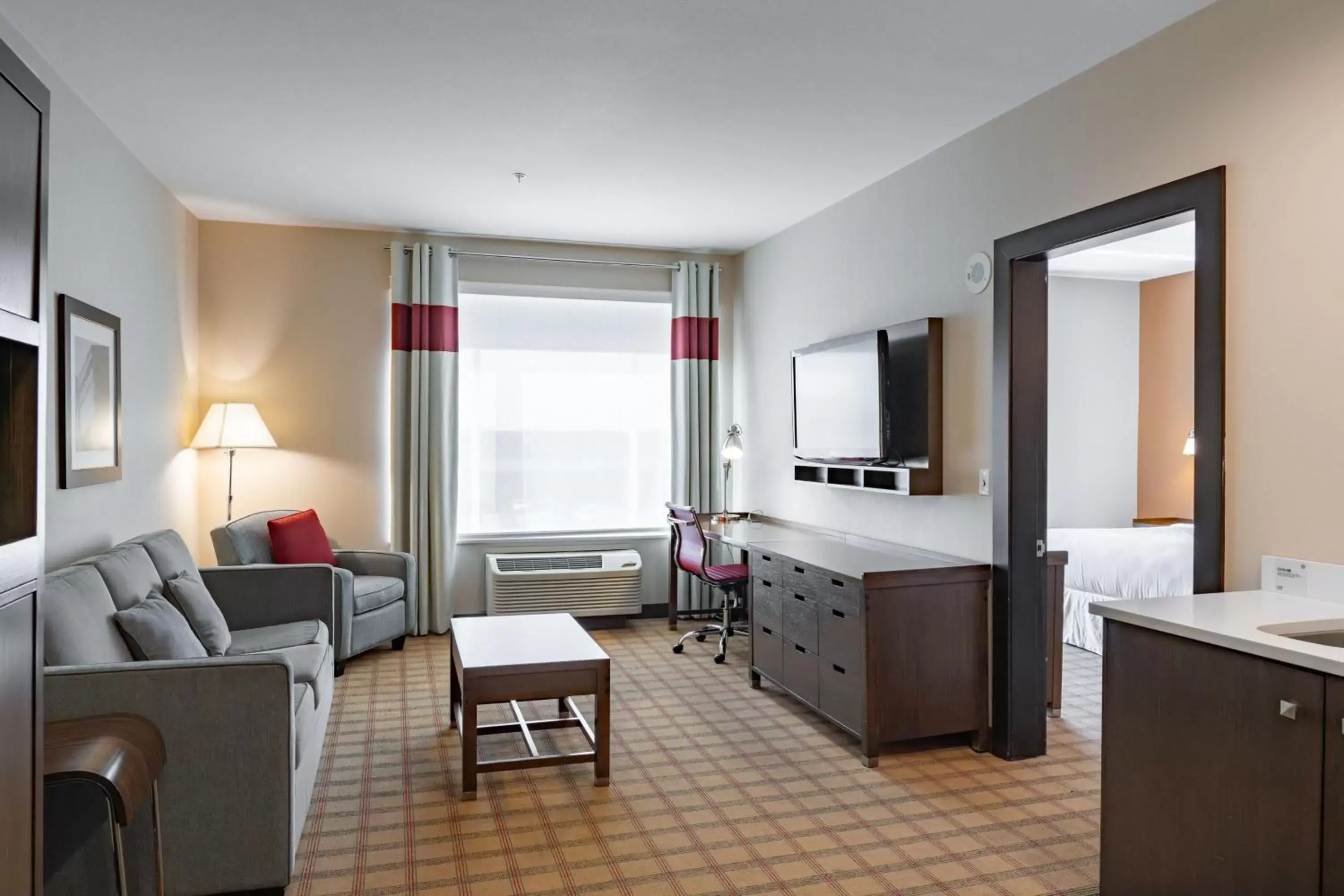 Bedroom, Seating Area in Four Points by Sheraton Edmonton International Airport