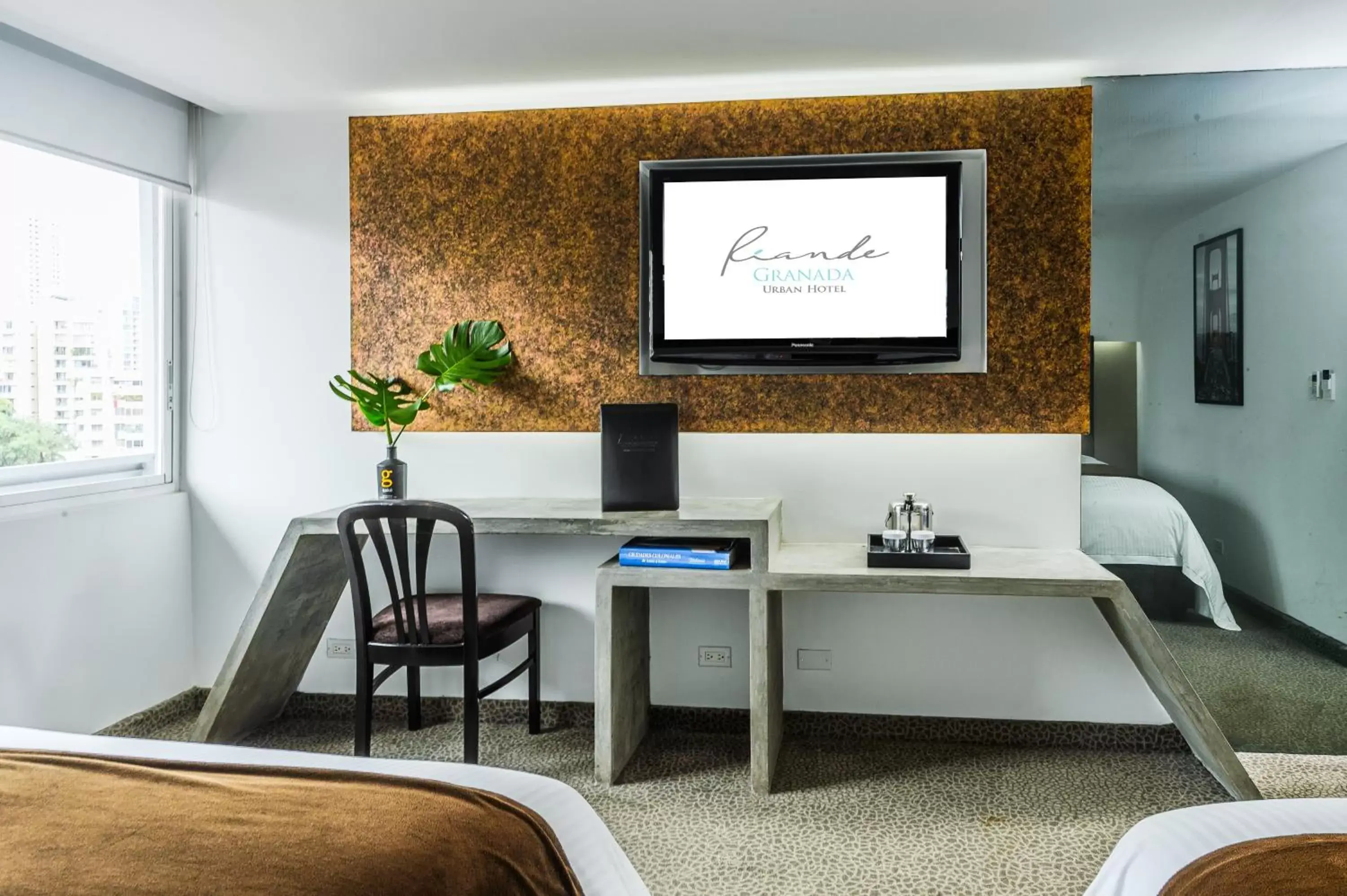 Bed, TV/Entertainment Center in Riande Urban Hotel