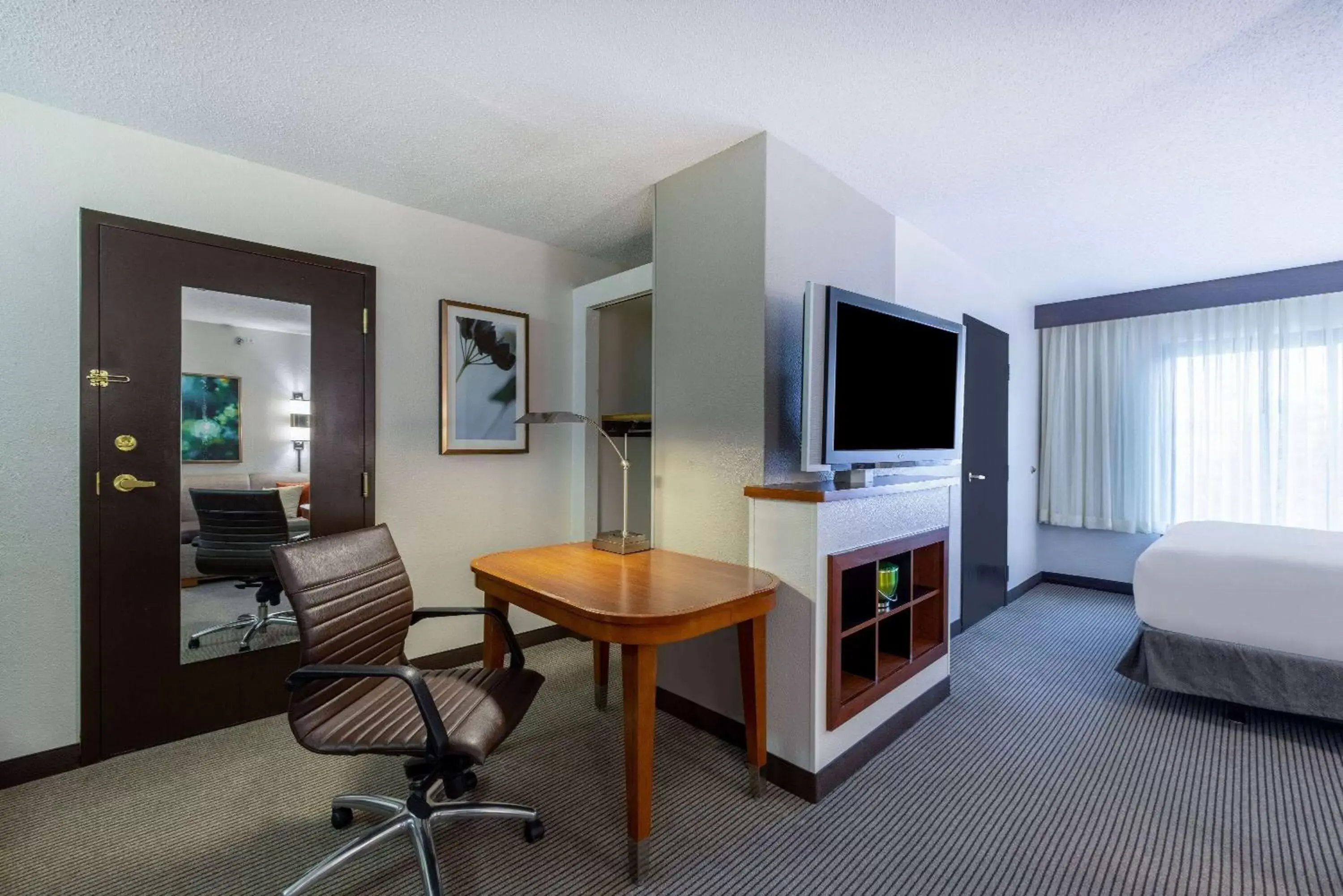 Photo of the whole room, TV/Entertainment Center in Wyndham Garden Kansas City Airport