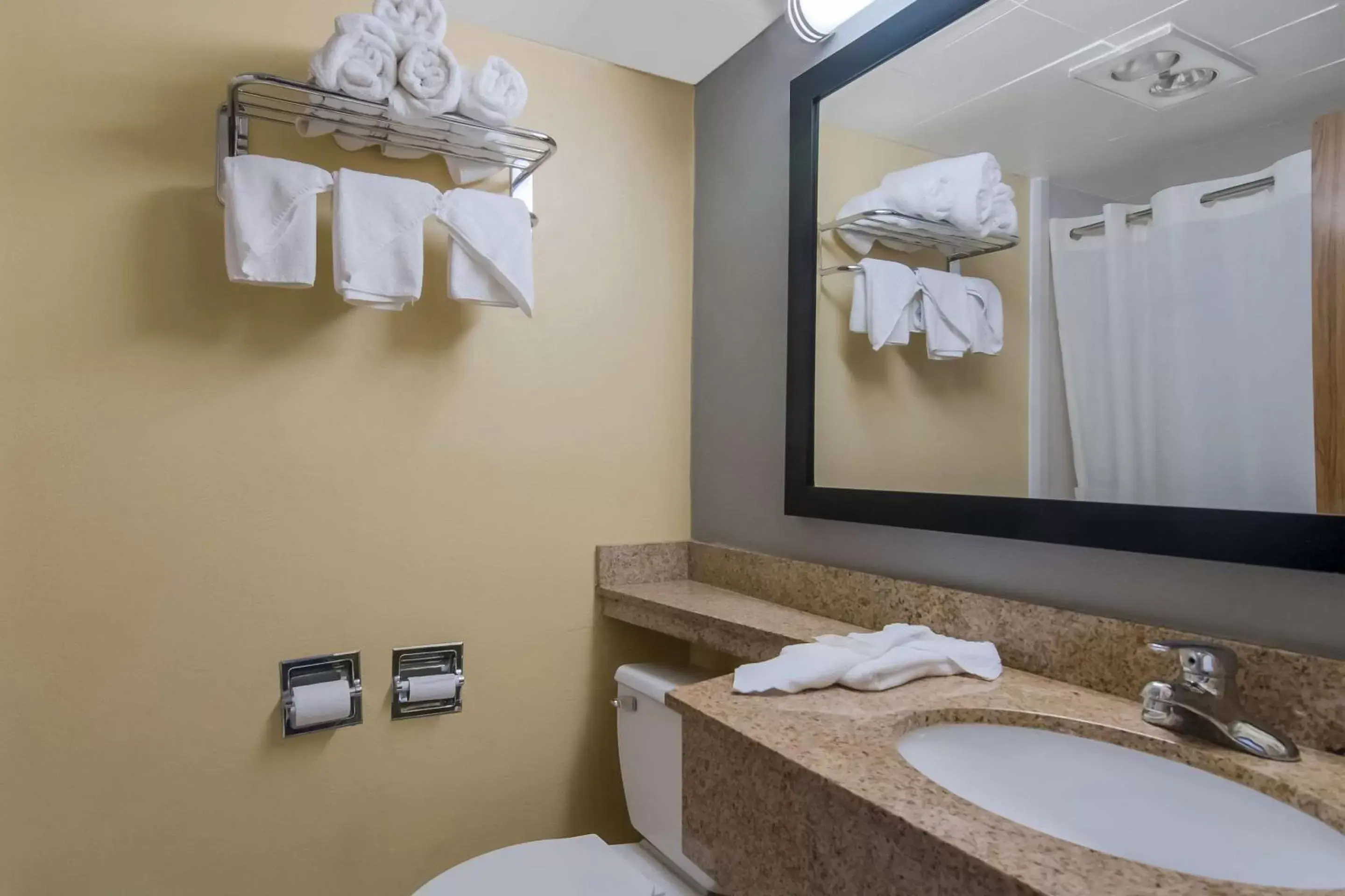 Bedroom, Bathroom in Quality Inn Westfield - Springfield
