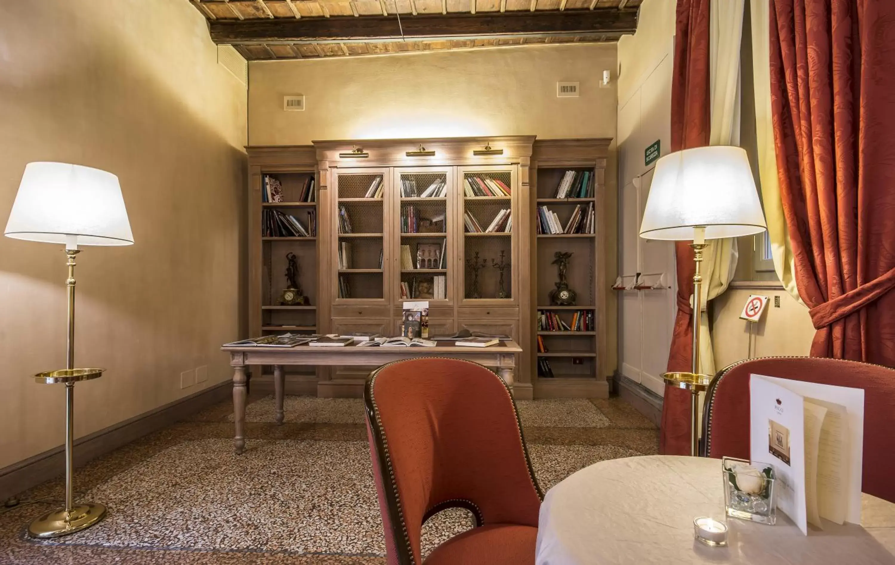 Library, Seating Area in Hotel Corona d'Oro