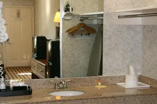 Bathroom in Days Inn by Wyndham Nashville N Opryland/Grand Ole Opry Bathroom in Days Inn by Wyndham Nashville N Opryland/Grand Ole Opry