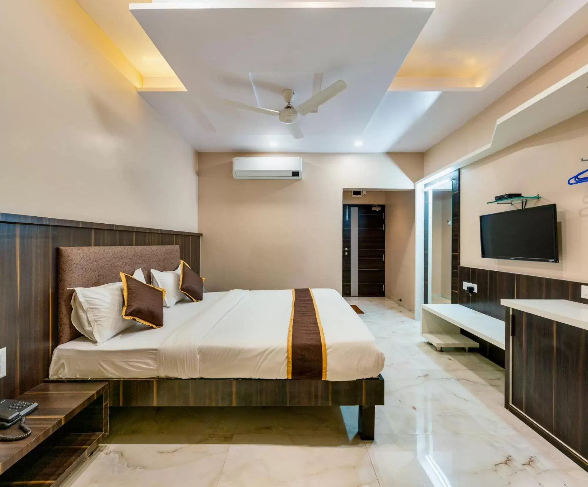 King Room in Hotel Aatithya Satkar Near Mahalaxmi Temple King Room in Hotel Aatithya Satkar Near Mahalaxmi Temple