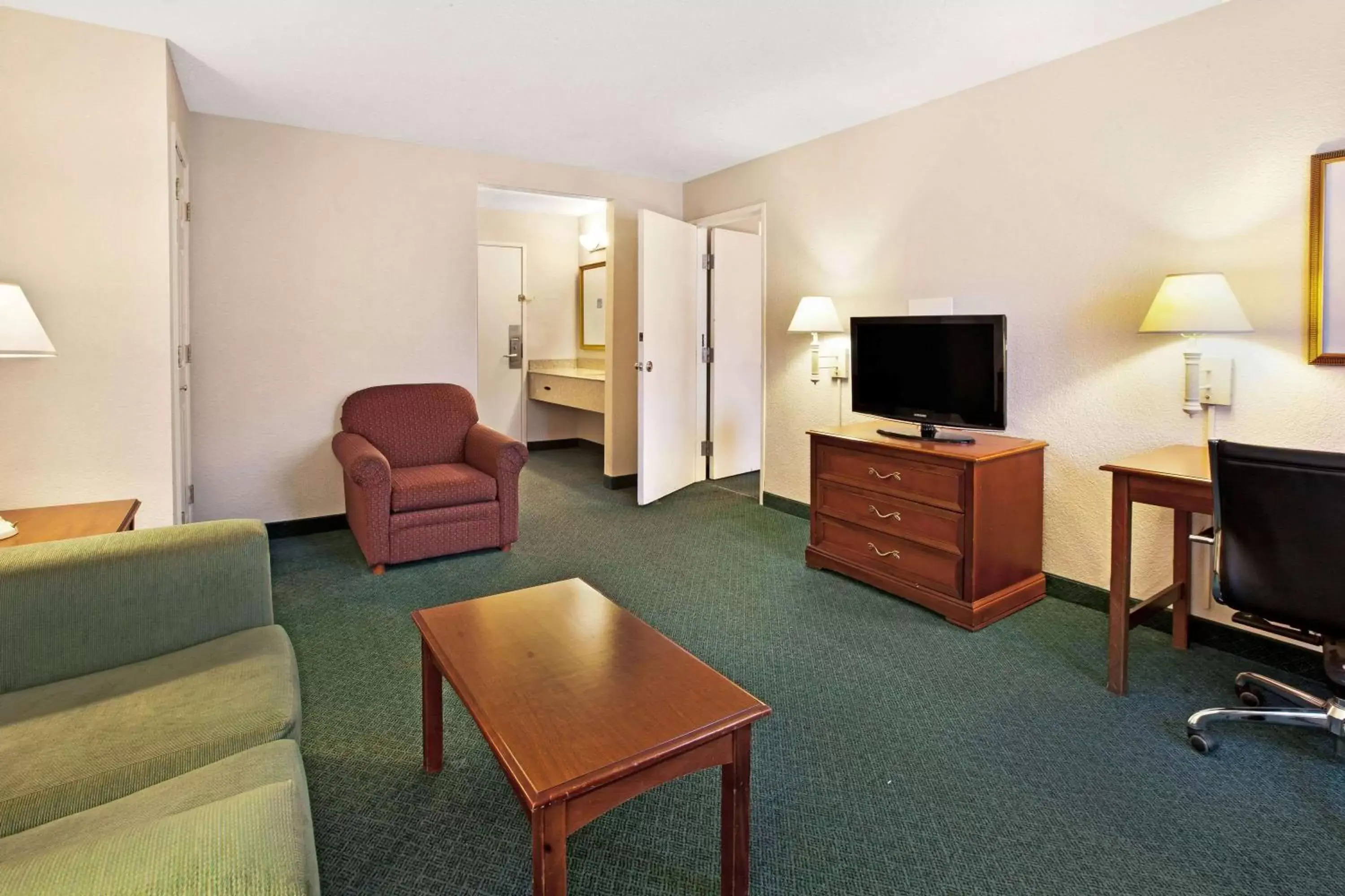 Photo of the whole room, Seating Area in La Quinta Inn by Wyndham Detroit Canton