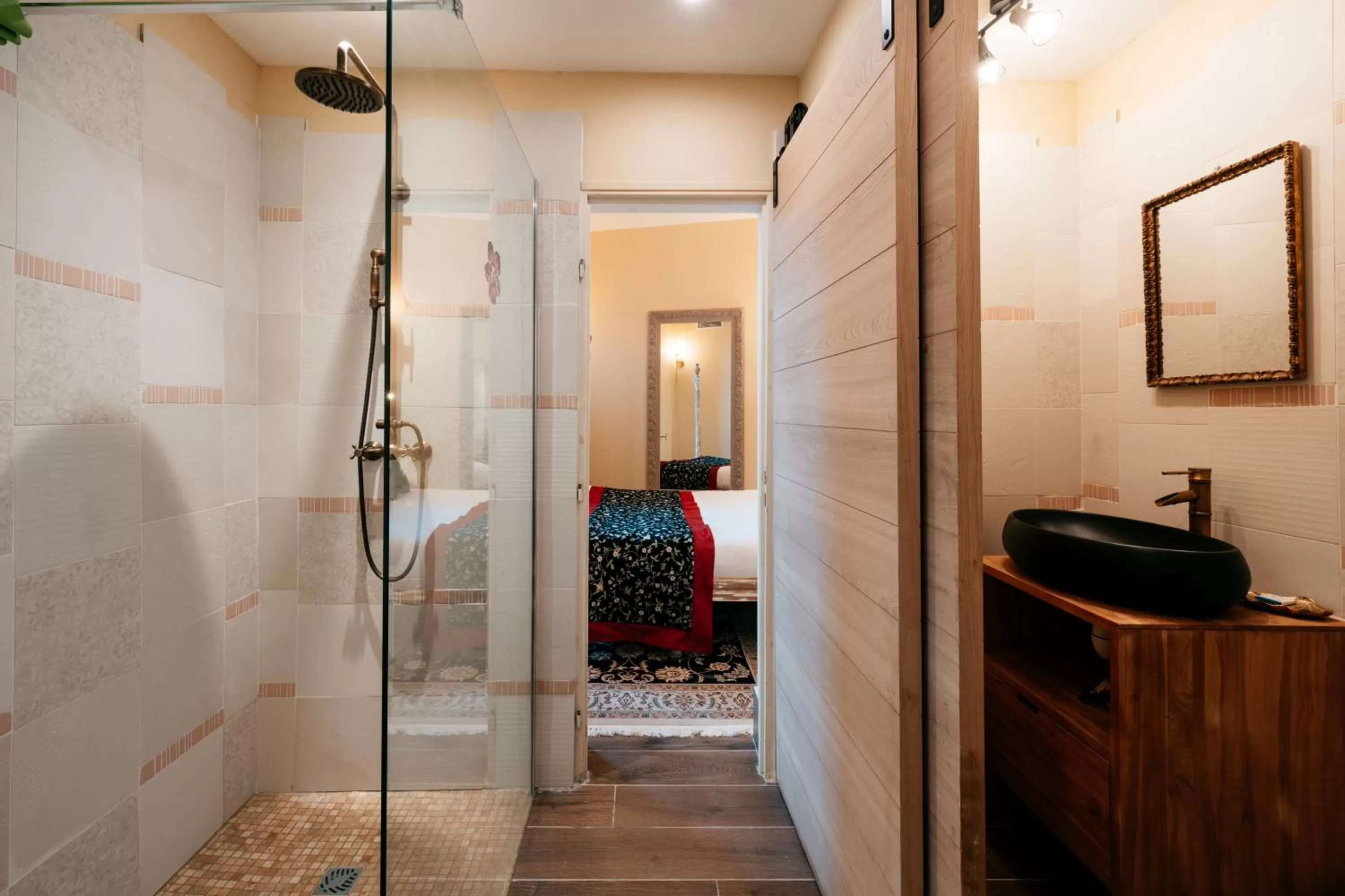 Shower in Le Clos Violette et Le 11 D'Aglaé - Hôtel de Charme Design de Luxe