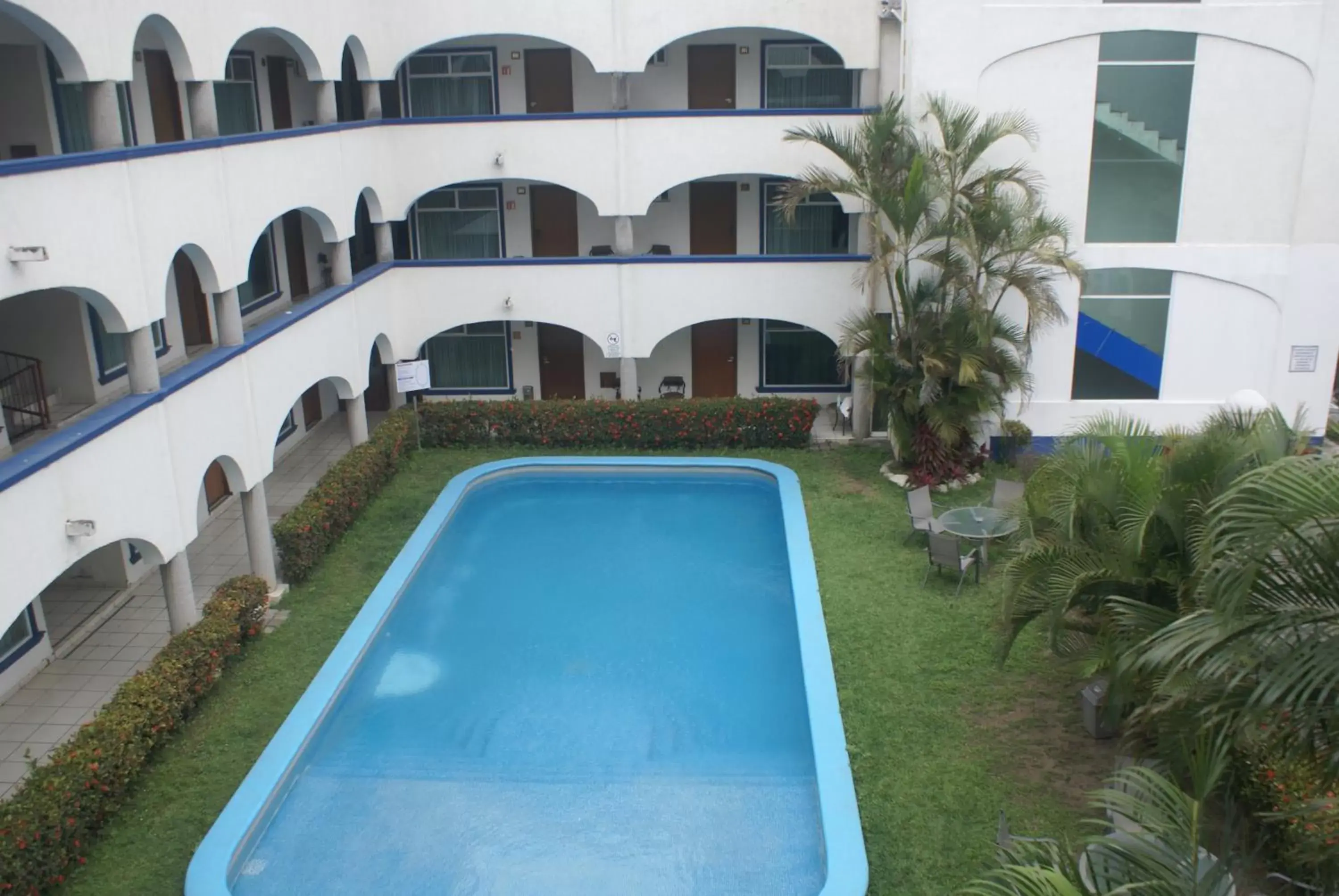 Swimming Pool in Hotel Arcos Aeropuerto