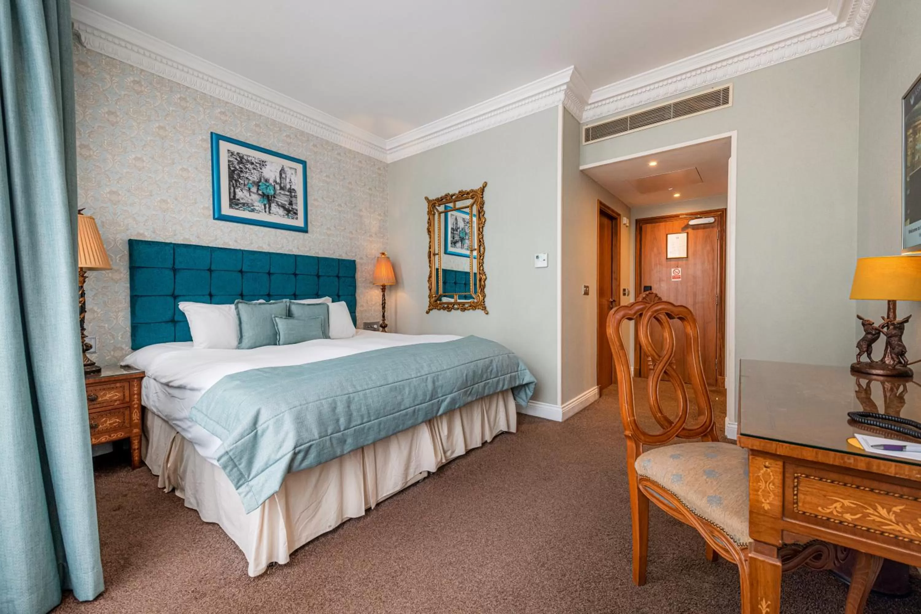 Photo of the whole room, Bed in Ashburn Hotel